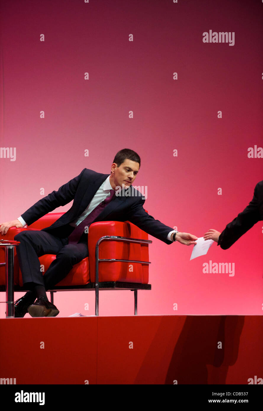 Sep 27, 2010 - Manchester, Angleterre, Royaume-Uni - David MILIBAND mains une note à MP Ivan Lewis pendant le travail Conférence d'automne à Manchester. (Crédit Image : Banque D'Images