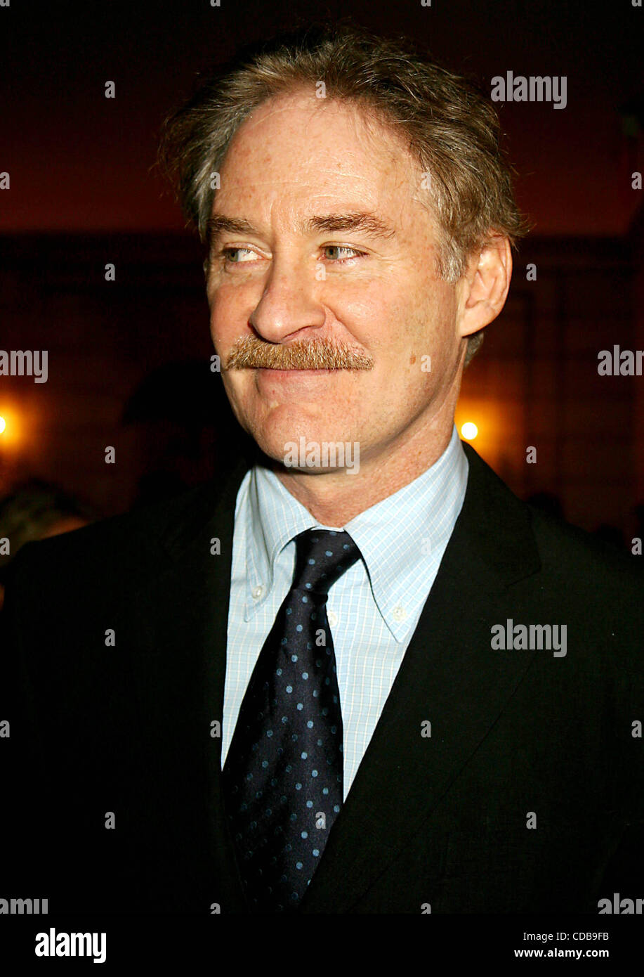 K36731JBU.LES ÉTOILES SONT OUT !.L'American Theatre Wing DÉJEUNER ANNUEL GALA CÉLÉBRANT LE LATEISABELLE STEVENSON AU PIERRE HOTEL BALLROOM À NEW YORK New York.4/19/2004. / 2004.KEVIN KLINE(Image Crédit : Â© Judie Burstein/Photos/ZUMAPRESS.com) Globe Banque D'Images