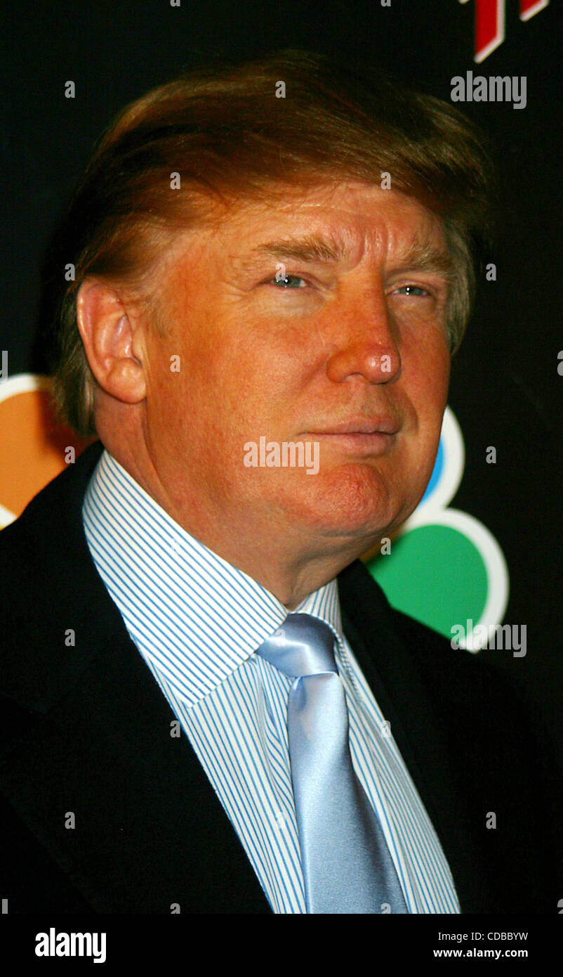 K35189JBU.L'apprenti PREND LA PLANÈTE ! !.L'atout de Donald et ex-PARTICIPANTS À ASSISTER À LA VUE DES PARTIES AU PLANET HOLLYWOOD À NEW YORK New York.1/29/2004. / 2004.(Image Crédit : Â© Judie Burstein/Photos/ZUMAPRESS.com) Globe Banque D'Images