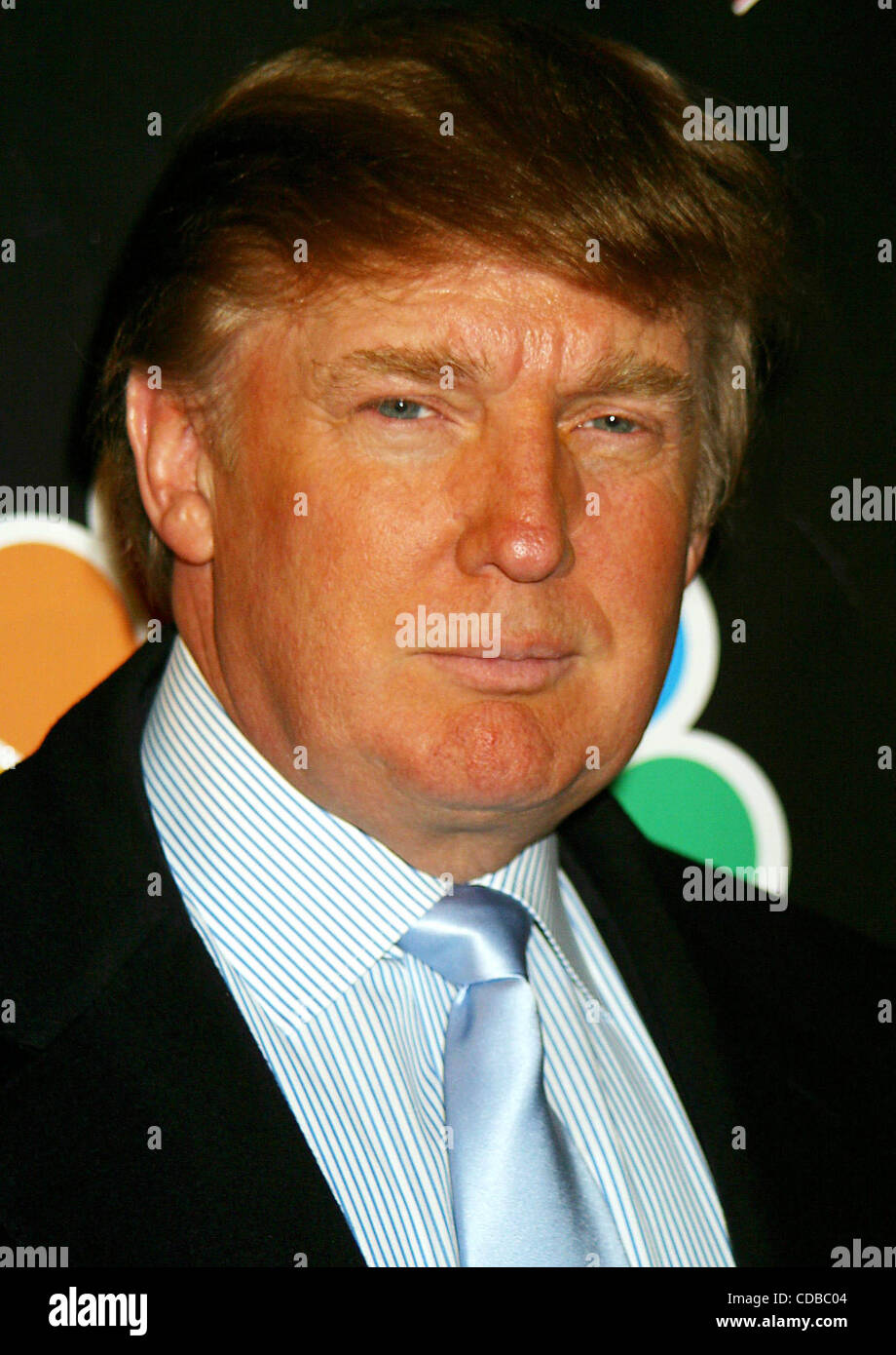 K35189JBU.L'apprenti PREND LA PLANÈTE ! !.L'atout de Donald et ex-PARTICIPANTS À ASSISTER À LA VUE DES PARTIES AU PLANET HOLLYWOOD À NEW YORK New York.1/29/2004. / 2004.(Image Crédit : Â© Judie Burstein/Photos/ZUMAPRESS.com) Globe Banque D'Images