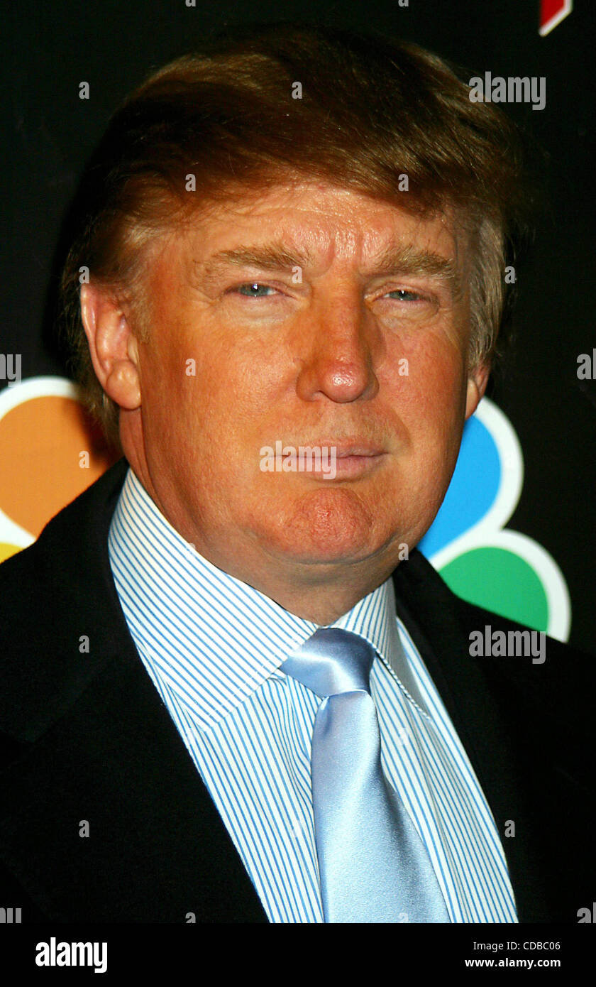 K35189JBU.L'apprenti PREND LA PLANÈTE ! !.L'atout de Donald et ex-PARTICIPANTS À ASSISTER À LA VUE DES PARTIES AU PLANET HOLLYWOOD À NEW YORK New York.1/29/2004. / 2004.(Image Crédit : Â© Judie Burstein/Photos/ZUMAPRESS.com) Globe Banque D'Images