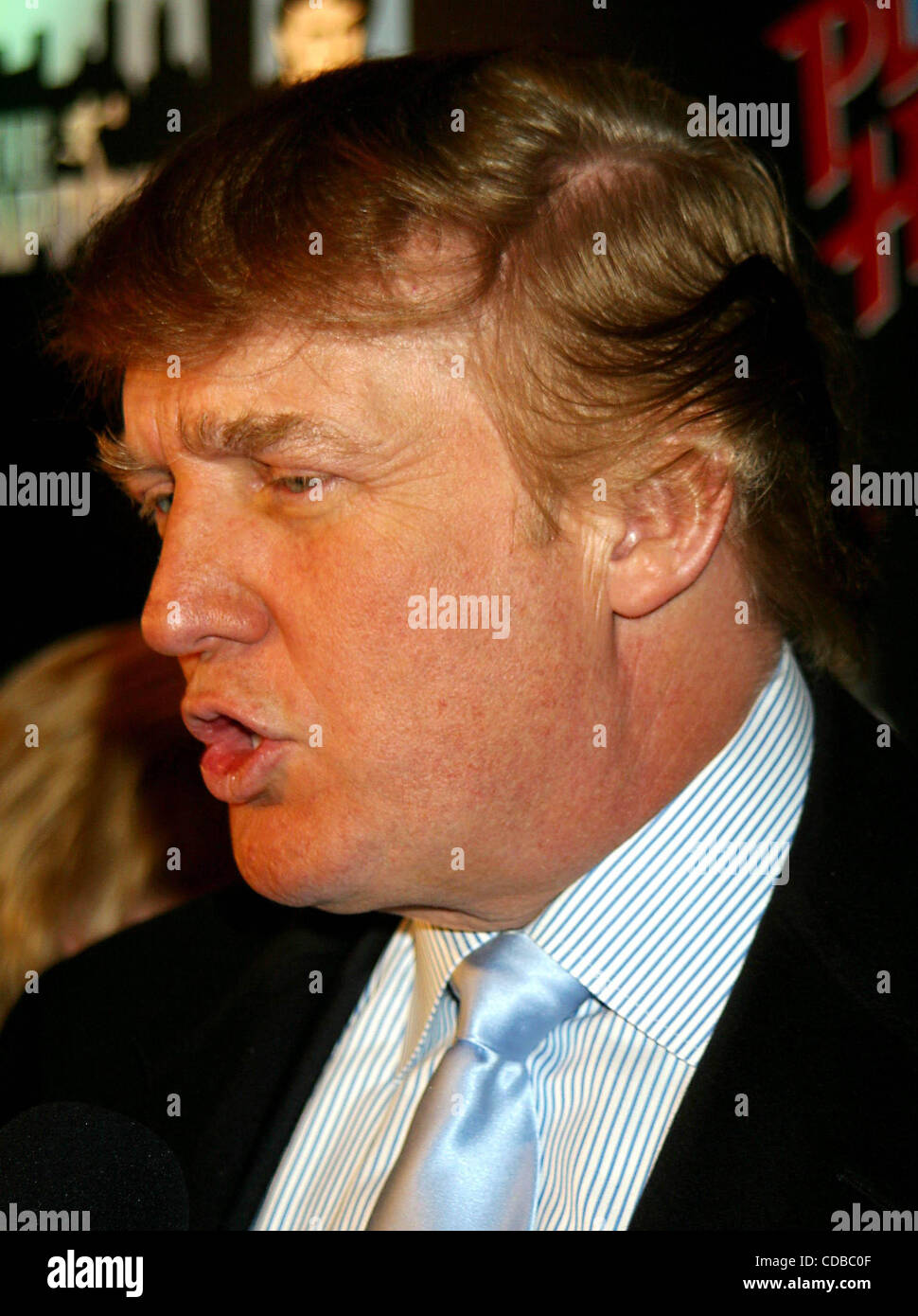 K35189JBU.L'apprenti PREND LA PLANÈTE ! !.L'atout de Donald et ex-PARTICIPANTS À ASSISTER À LA VUE DES PARTIES AU PLANET HOLLYWOOD À NEW YORK New York.1/29/2004. / 2004.(Image Crédit : Â© Judie Burstein/Photos/ZUMAPRESS.com) Globe Banque D'Images