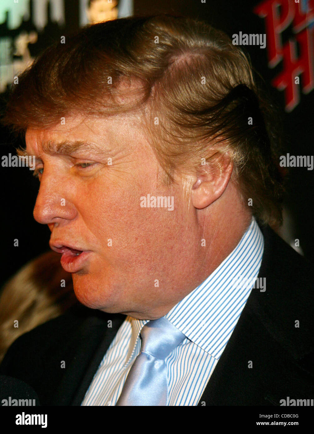 K35189JBU.L'apprenti PREND LA PLANÈTE ! !.L'atout de Donald et ex-PARTICIPANTS À ASSISTER À LA VUE DES PARTIES AU PLANET HOLLYWOOD À NEW YORK New York.1/29/2004. / 2004.(Image Crédit : Â© Judie Burstein/Photos/ZUMAPRESS.com) Globe Banque D'Images