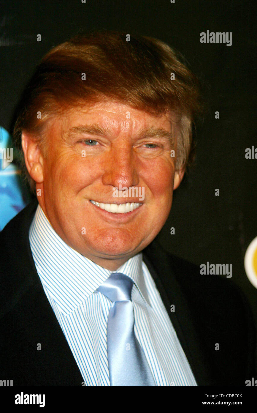 K35189JBU.L'apprenti PREND LA PLANÈTE ! !.L'atout de Donald et ex-PARTICIPANTS À ASSISTER À LA VUE DES PARTIES AU PLANET HOLLYWOOD À NEW YORK New York.1/29/2004. / 2004.(Image Crédit : Â© Judie Burstein/Photos/ZUMAPRESS.com) Globe Banque D'Images