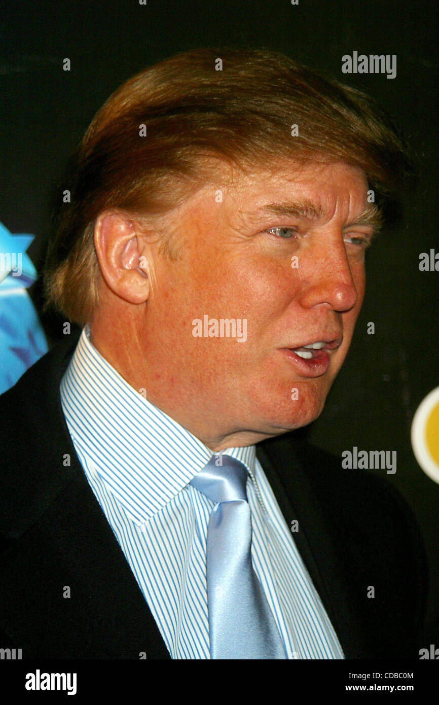 K35189JBU.L'apprenti PREND LA PLANÈTE ! !.L'atout de Donald et ex-PARTICIPANTS À ASSISTER À LA VUE DES PARTIES AU PLANET HOLLYWOOD À NEW YORK New York.1/29/2004. / 2004.(Image Crédit : Â© Judie Burstein/Photos/ZUMAPRESS.com) Globe Banque D'Images