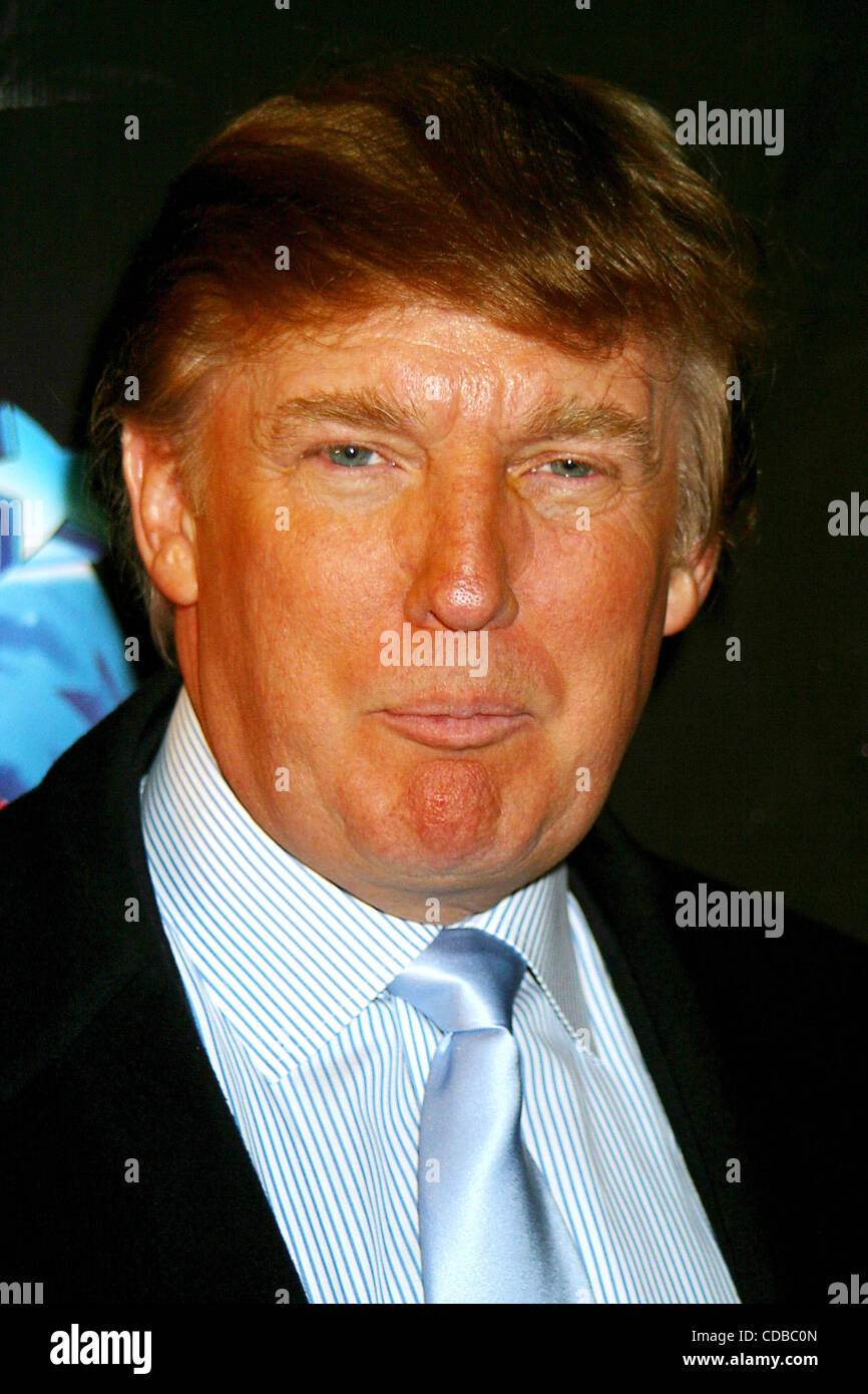 K35189JBU.L'apprenti PREND LA PLANÈTE ! !.L'atout de Donald et ex-PARTICIPANTS À ASSISTER À LA VUE DES PARTIES AU PLANET HOLLYWOOD À NEW YORK New York.1/29/2004. / 2004.(Image Crédit : Â© Judie Burstein/Photos/ZUMAPRESS.com) Globe Banque D'Images