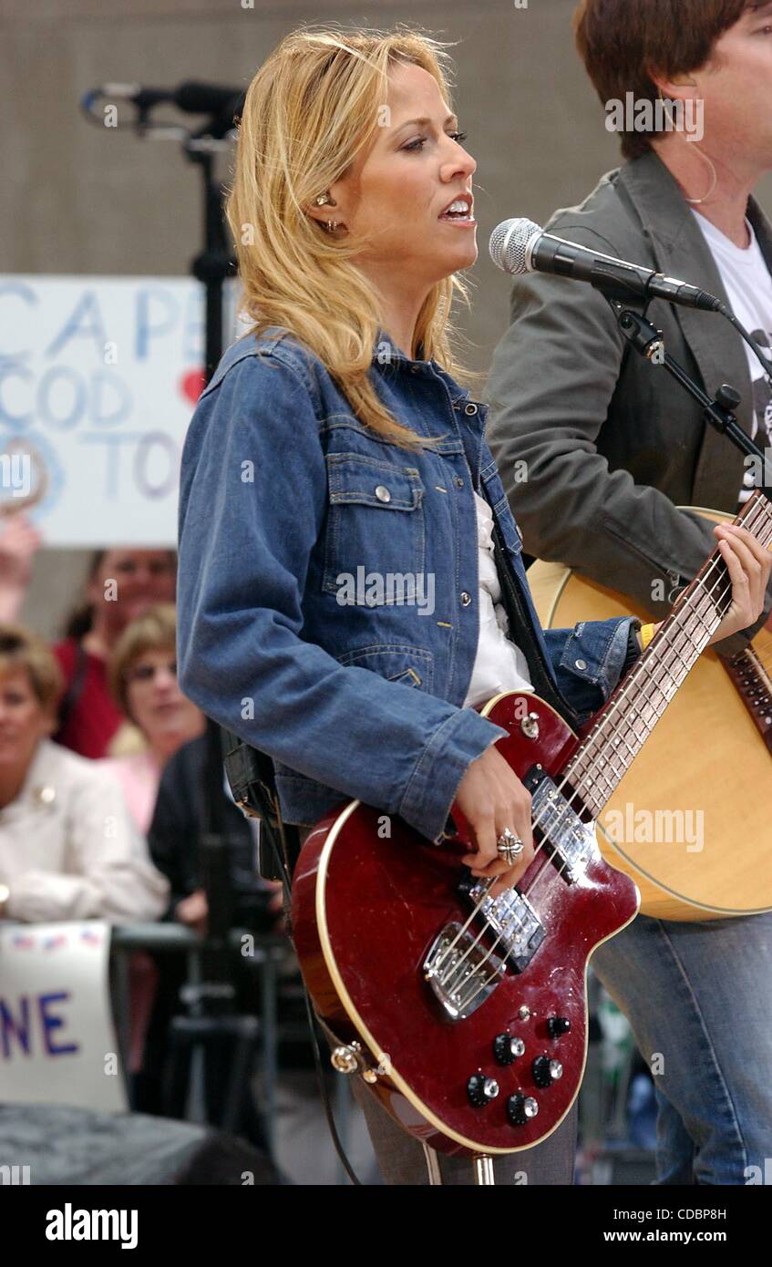 K36812AR.Sheryl Crow FONCTIONNE À LA SÉRIE DE CONCERTS ''NBC Today Show'' du Rockefeller Center À NEW YORK New York.4/23/2004. / 2004.(Image Crédit : Â© Andrea Renault/monde/ZUMAPRESS.com) Photos Banque D'Images