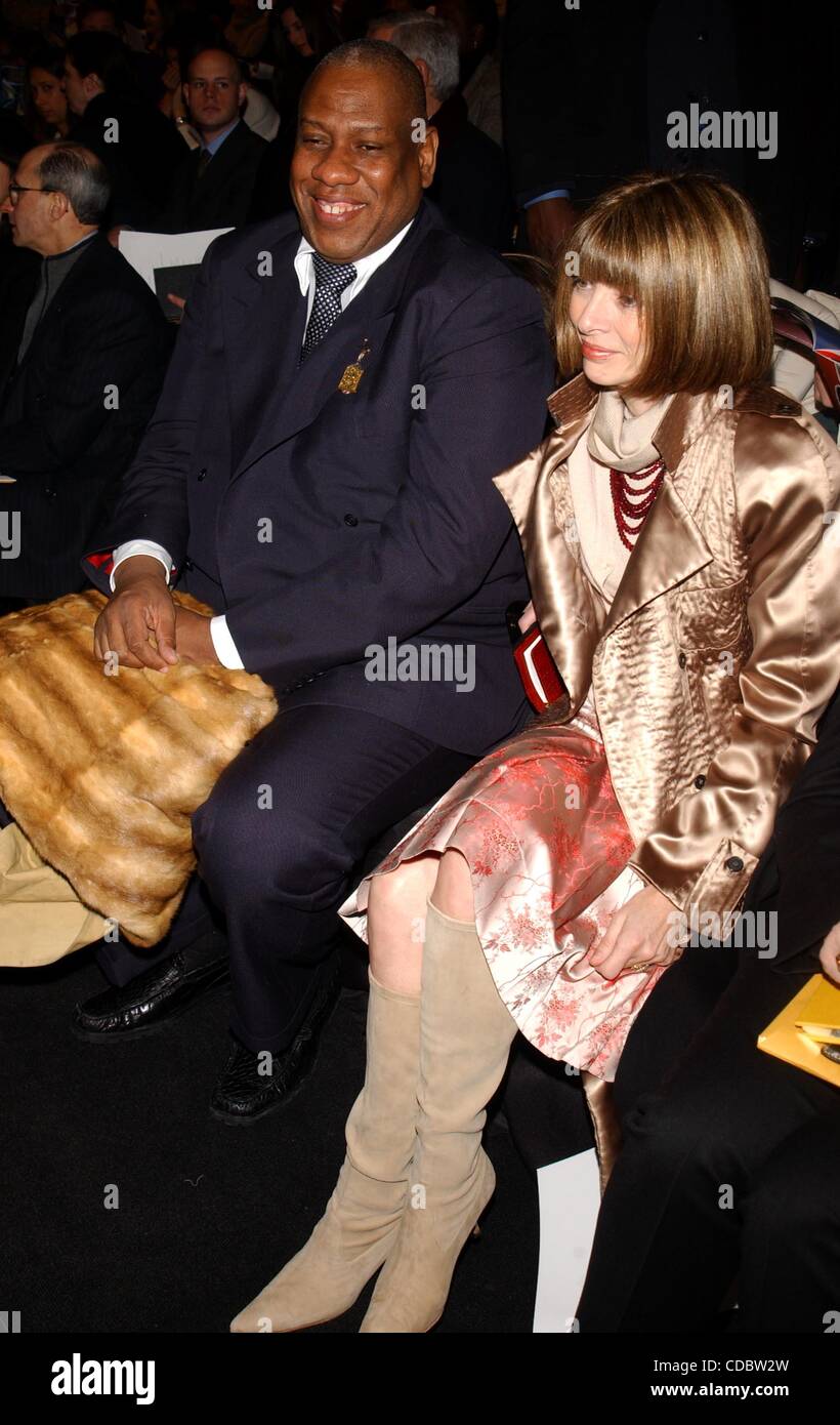 K28880SD02/10/2003 AR.CAROLINA HERRERA FALL 2003 FASHION SHOW,NYC..ANNA WINTOUR ANDRE LEON TALLEY.(Image Crédit : Â© Andrea Renault/monde/ZUMAPRESS.com) Photos Banque D'Images