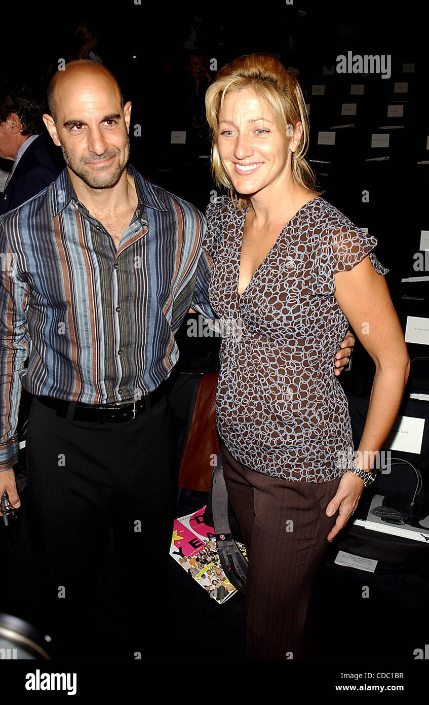 EDIE FALCO ET STANLEY TUCCI.K32735AR.MERCEDES-BENZ FASHION WEEK KENNETH COLE COLLECTION PRINTEMPS 2004 Bryant Park , New York. 09/12/2003 . / 2003 Crédit : Image(Â© Andrea Renault/monde/ZUMAPRESS.com) Photos Banque D'Images