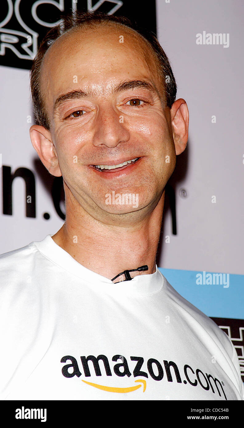 K32368AR.Anna Kournikova et Jeff Bezos (SUR AMAZON.COM) .INTRODUIRE LE NOUVEAU ANNA Soutien-gorge de sport, .''SHOCK AMORTISSEUR''.AT TENNIS MAGAZINE'S GRAND SLAM ; .TOUS LES JOURS DU FESTIVAL QUI A EU LIEU À .TENNIS GRAND CENTRAL TERMINAL'S VANDERBILT HALL À NEW YORK New York. 8/22/2003 .. / 2003 Crédit : Image(© Andrea Renault Banque D'Images