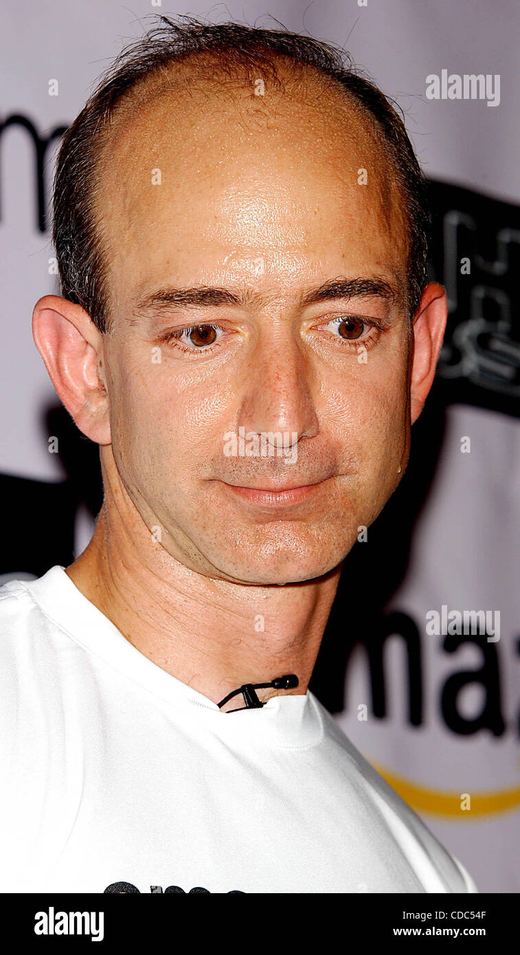 K32368AR.Anna Kournikova et Jeff Bezos (SUR AMAZON.COM) .INTRODUIRE LE NOUVEAU ANNA Soutien-gorge de sport, .''SHOCK AMORTISSEUR''.AT TENNIS MAGAZINE'S GRAND SLAM ; .TOUS LES JOURS DU FESTIVAL QUI A EU LIEU À .TENNIS GRAND CENTRAL TERMINAL'S VANDERBILT HALL À NEW YORK New York. 8/22/2003 .. / 2003 Crédit : Image(© Andrea Renault Banque D'Images
