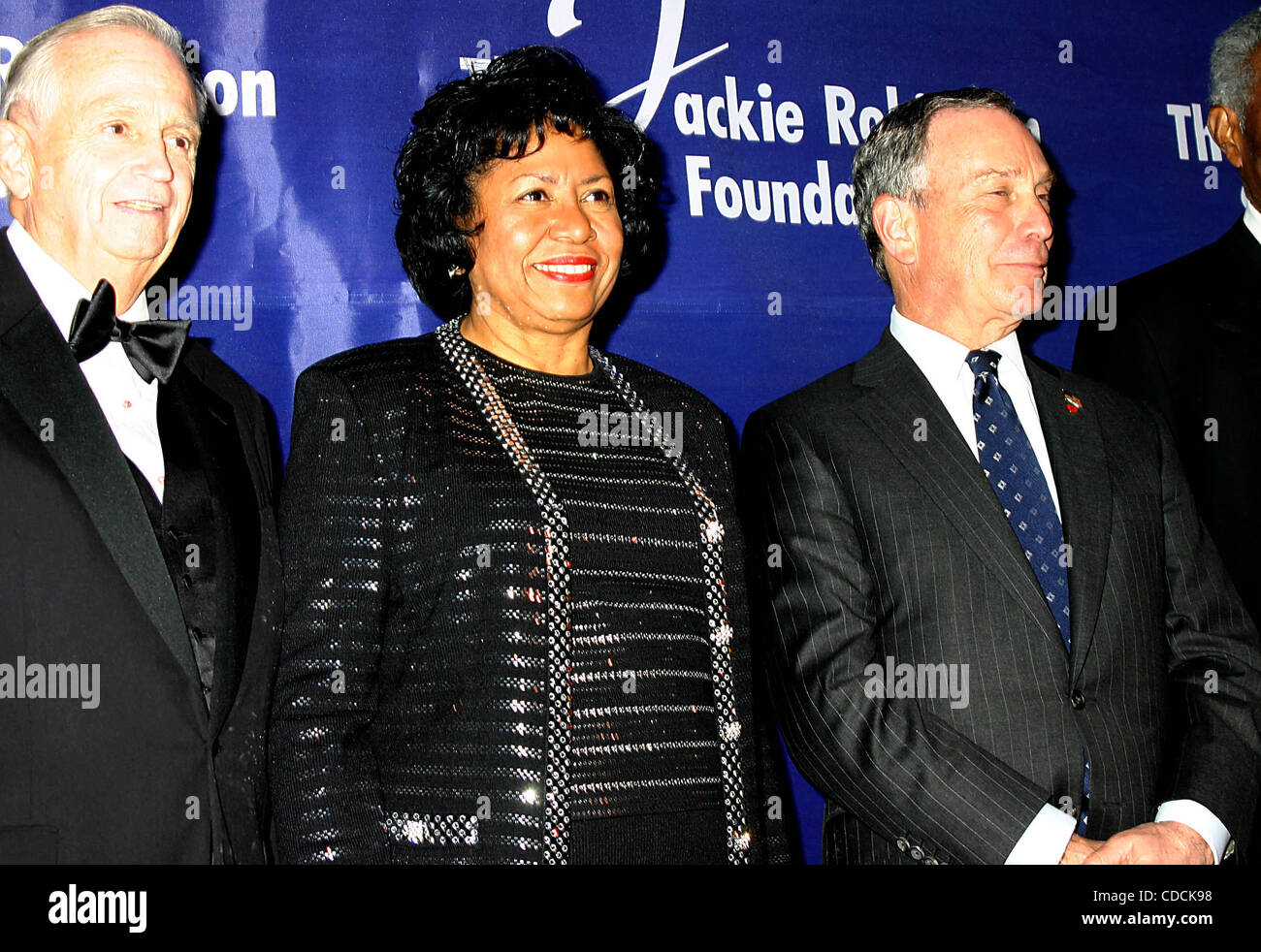 K36044ML.la Jackie Robinson Foundation accueillera son dîner annuel de remise des prix honorant LES BÉNÉFICIAIRES DES BOURSES DE 2004 À 1699 LE GRAND BAL DE L'hôtel Waldorf Astoria À NEW YORK New York.3/8/2004. / 2004.J. W. MARRIOTT JR, DR RUTH SIMMONS, le maire Michael Bloomberg(Image Crédit : Â© Mitchell Le Banque D'Images