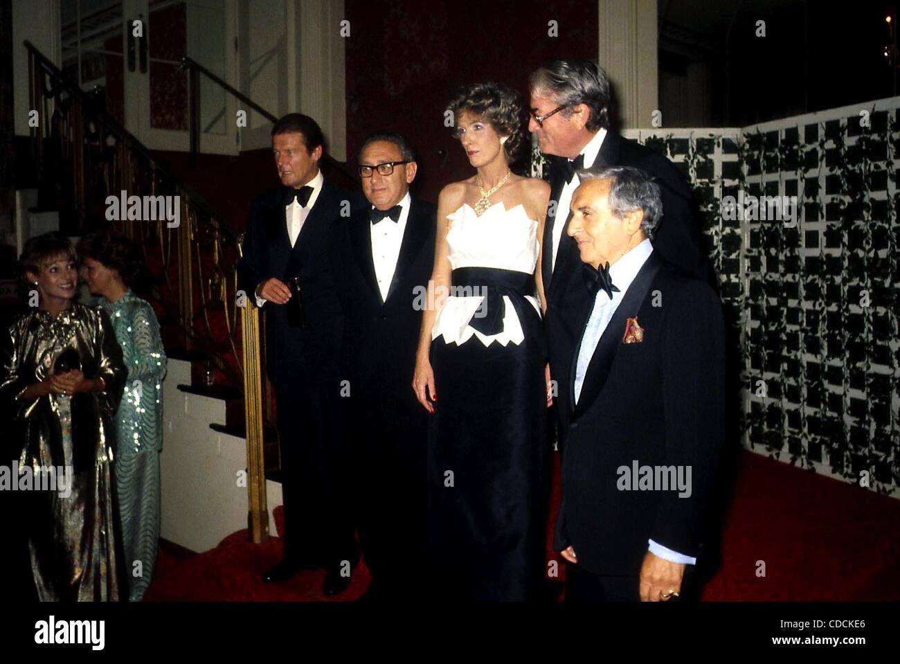 ROGER MOORE, M. et Mme Henry Kissinger,.avec Gregory Peck. 1980.HENRYKISSINGERRETRO(Image Crédit : Â© Mitchell Levy/Photos/ZUMAPRESS.com) Globe Banque D'Images