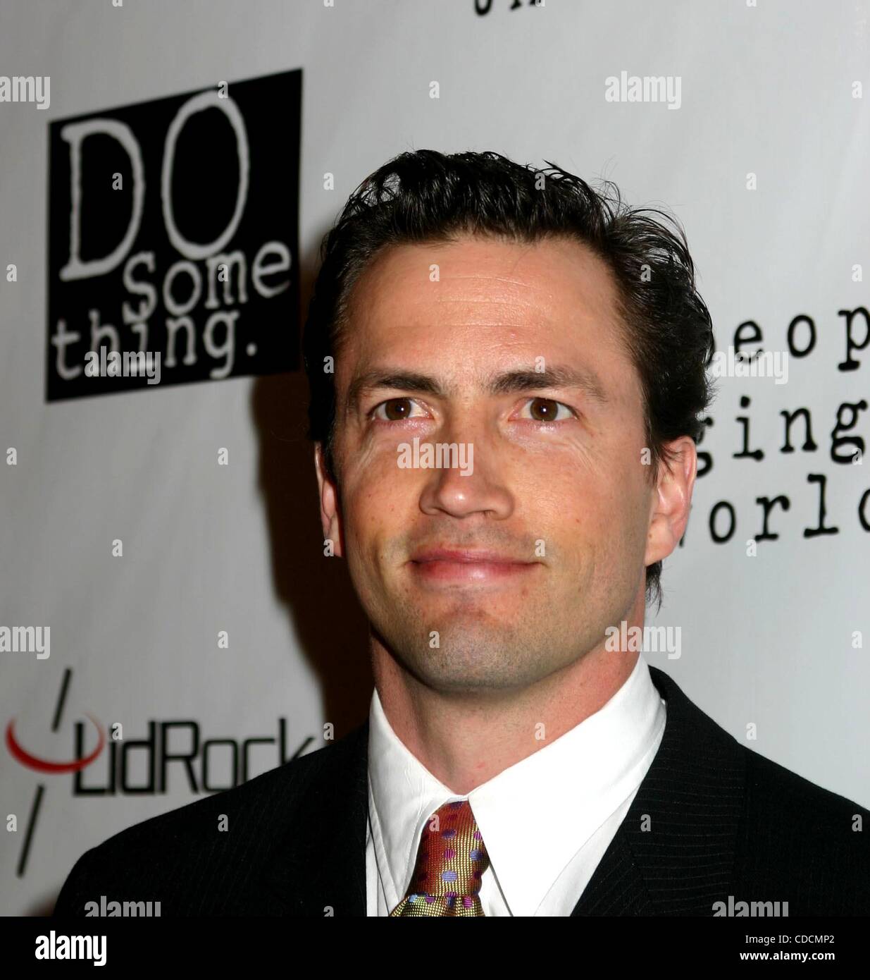 K36554ML.L 2004 PRIX BRIQUE FAIRE QUELQUE CHOSE AU METROPOLITAN PAVILION , le 04/08/2004. / ANDREW SHUE(Image Crédit : Â© Mitchell Levy/Photos/ZUMAPRESS.com) Globe Banque D'Images