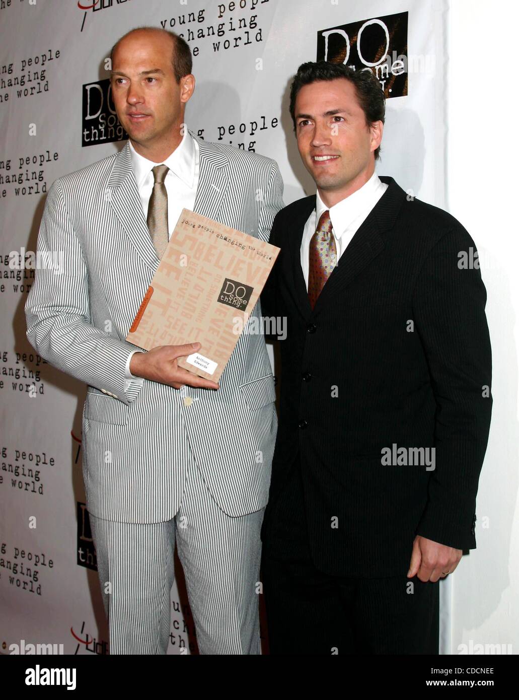 K36554ML.L 2004 PRIX BRIQUE FAIRE QUELQUE CHOSE AU METROPOLITAN PAVILION , le 04/08/2004. / ANTHONY EDWARDS ANDREW SHUE(Image Crédit : Â© Mitchell Levy/Photos/ZUMAPRESS.com) Globe Banque D'Images