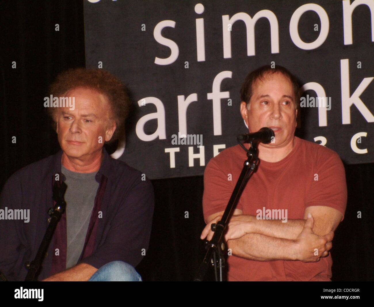 K32676ML.PAUL SIMON ET ART GARFUNKEL d'annoncer leurs retrouvailles.Simon and Garfunkel LE CONCERT TOUR 2003 AU BOTTOM LINE À NEW YORK New York.9/9/2003. / 2003 Crédit : Image(Â© Mitchell Levy/Photos/ZUMAPRESS.com) Globe Banque D'Images