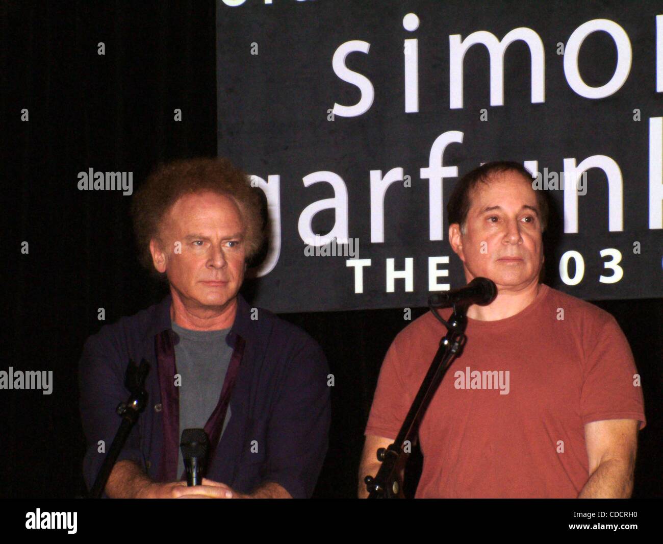 K32676ML.PAUL SIMON ET ART GARFUNKEL d'annoncer leurs retrouvailles.Simon and Garfunkel LE CONCERT TOUR 2003 AU BOTTOM LINE À NEW YORK New York.9/9/2003. / 2003 Crédit : Image(Â© Mitchell Levy/Photos/ZUMAPRESS.com) Globe Banque D'Images