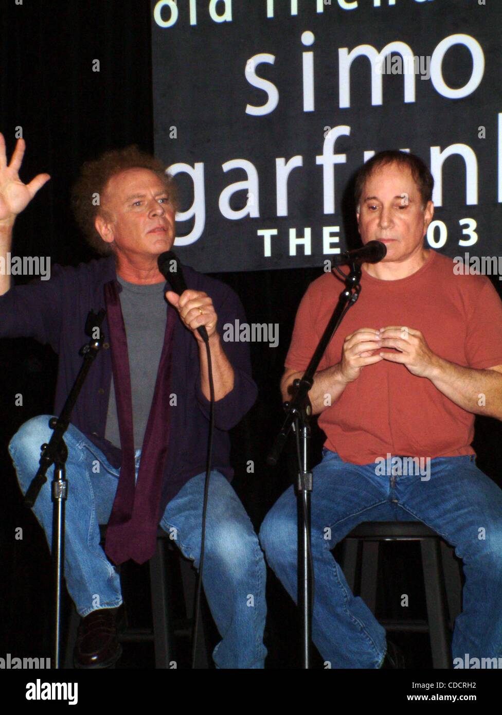 K32676ML.PAUL SIMON ET ART GARFUNKEL d'annoncer leurs retrouvailles.Simon and Garfunkel LE CONCERT TOUR 2003 AU BOTTOM LINE À NEW YORK New York.9/9/2003. / 2003 Crédit : Image(Â© Mitchell Levy/Photos/ZUMAPRESS.com) Globe Banque D'Images