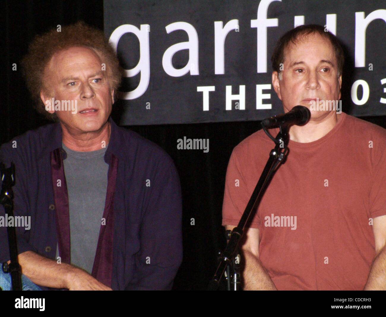 K32676ML.PAUL SIMON ET ART GARFUNKEL d'annoncer leurs retrouvailles.Simon and Garfunkel LE CONCERT TOUR 2003 AU BOTTOM LINE À NEW YORK New York.9/9/2003. / 2003 Crédit : Image(Â© Mitchell Levy/Photos/ZUMAPRESS.com) Globe Banque D'Images