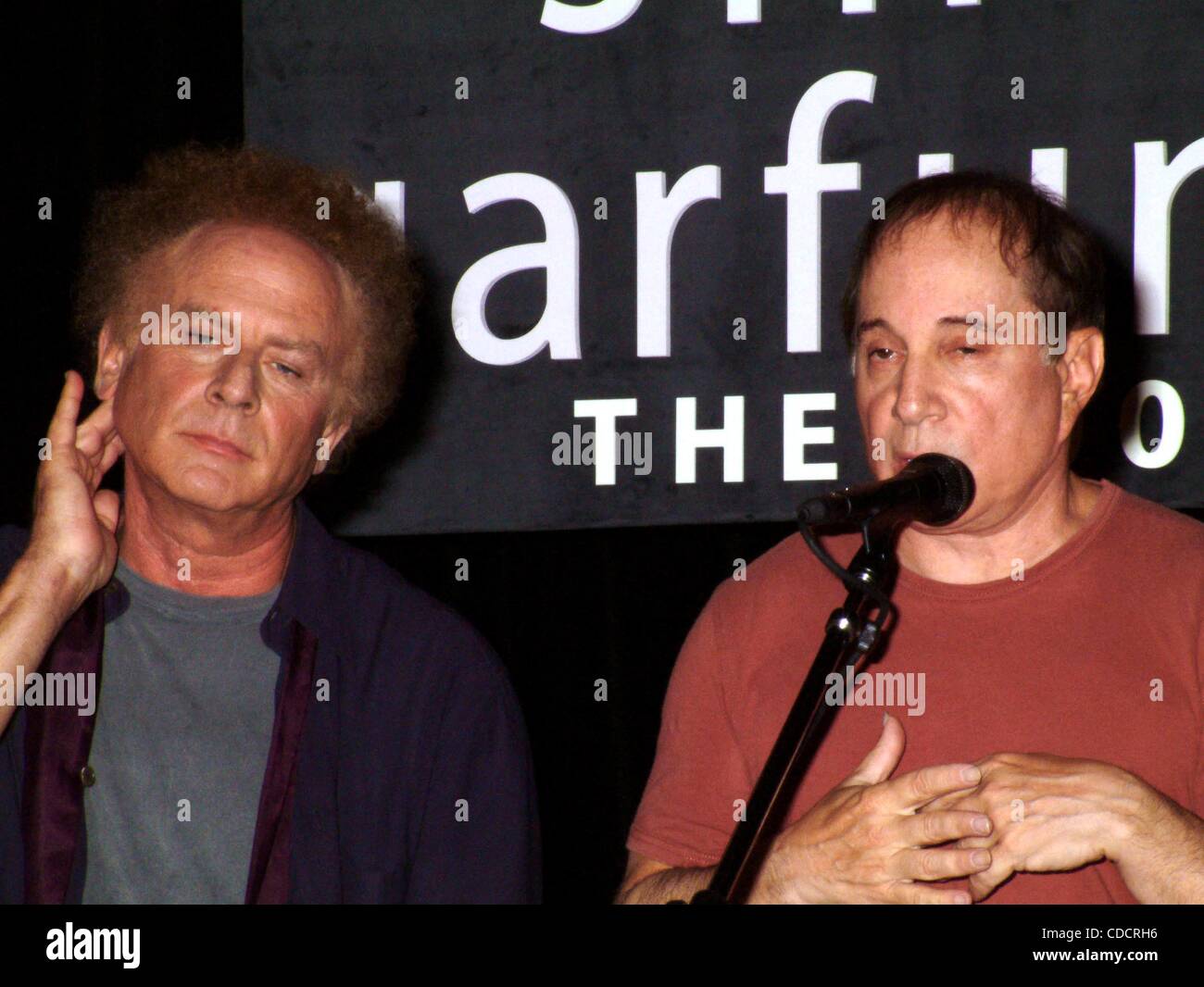 K32676ML.PAUL SIMON ET ART GARFUNKEL d'annoncer leurs retrouvailles.Simon and Garfunkel LE CONCERT TOUR 2003 AU BOTTOM LINE À NEW YORK New York.9/9/2003. / 2003 Crédit : Image(Â© Mitchell Levy/Photos/ZUMAPRESS.com) Globe Banque D'Images
