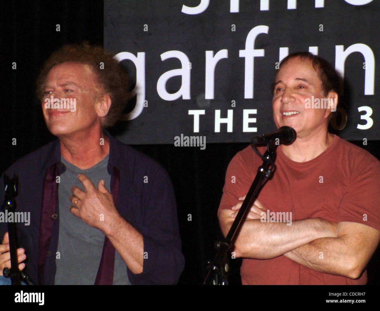 K32676ML.PAUL SIMON ET ART GARFUNKEL d'annoncer leurs retrouvailles.Simon and Garfunkel LE CONCERT TOUR 2003 AU BOTTOM LINE À NEW YORK New York.9/9/2003. / 2003 Crédit : Image(Â© Mitchell Levy/Photos/ZUMAPRESS.com) Globe Banque D'Images