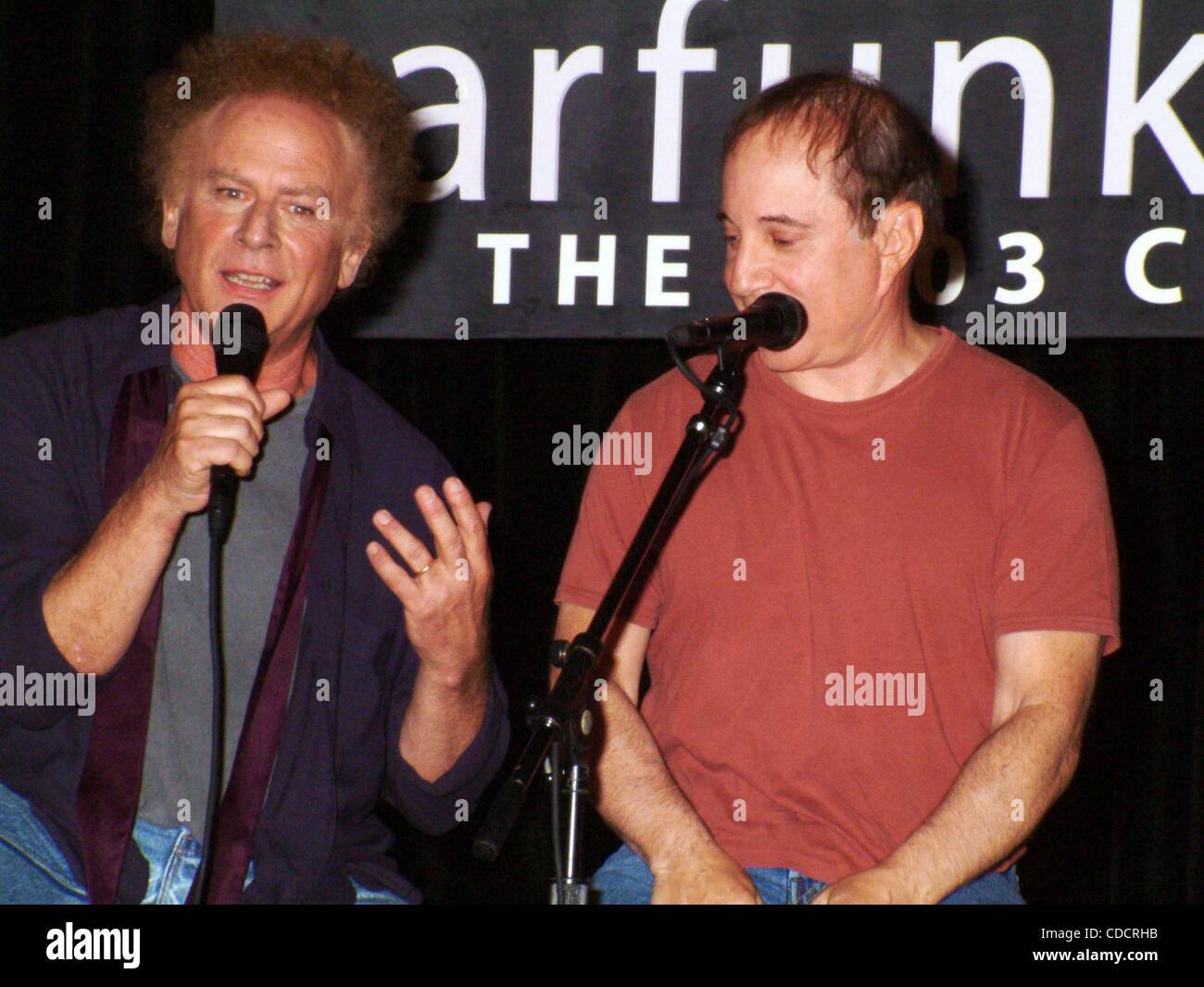K32676ML.PAUL SIMON ET ART GARFUNKEL d'annoncer leurs retrouvailles.Simon and Garfunkel LE CONCERT TOUR 2003 AU BOTTOM LINE À NEW YORK New York.9/9/2003. / 2003 Crédit : Image(Â© Mitchell Levy/Photos/ZUMAPRESS.com) Globe Banque D'Images