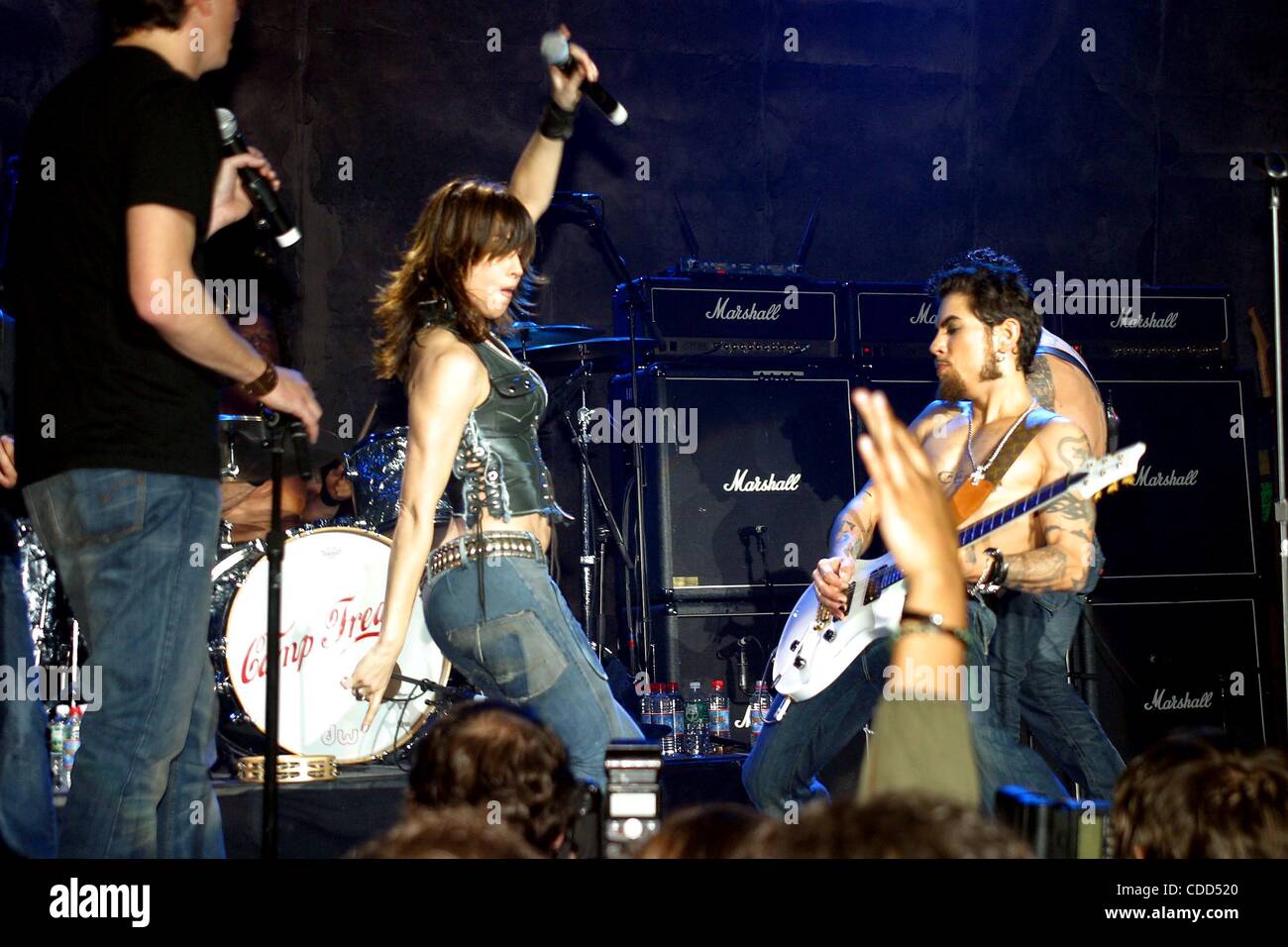 1 janvier, 2011 - New York, New York, États-Unis - K29260SD RM0222.PARTIE MAGAZINE BLENDER.CLUB ROSELAND, NEW YORK New York. / . 2003.GINA GERSHON ET CAMP FREDDY(Image Crédit : Â© Rick Mackler/Photos/ZUMAPRESS.com) Globe Banque D'Images