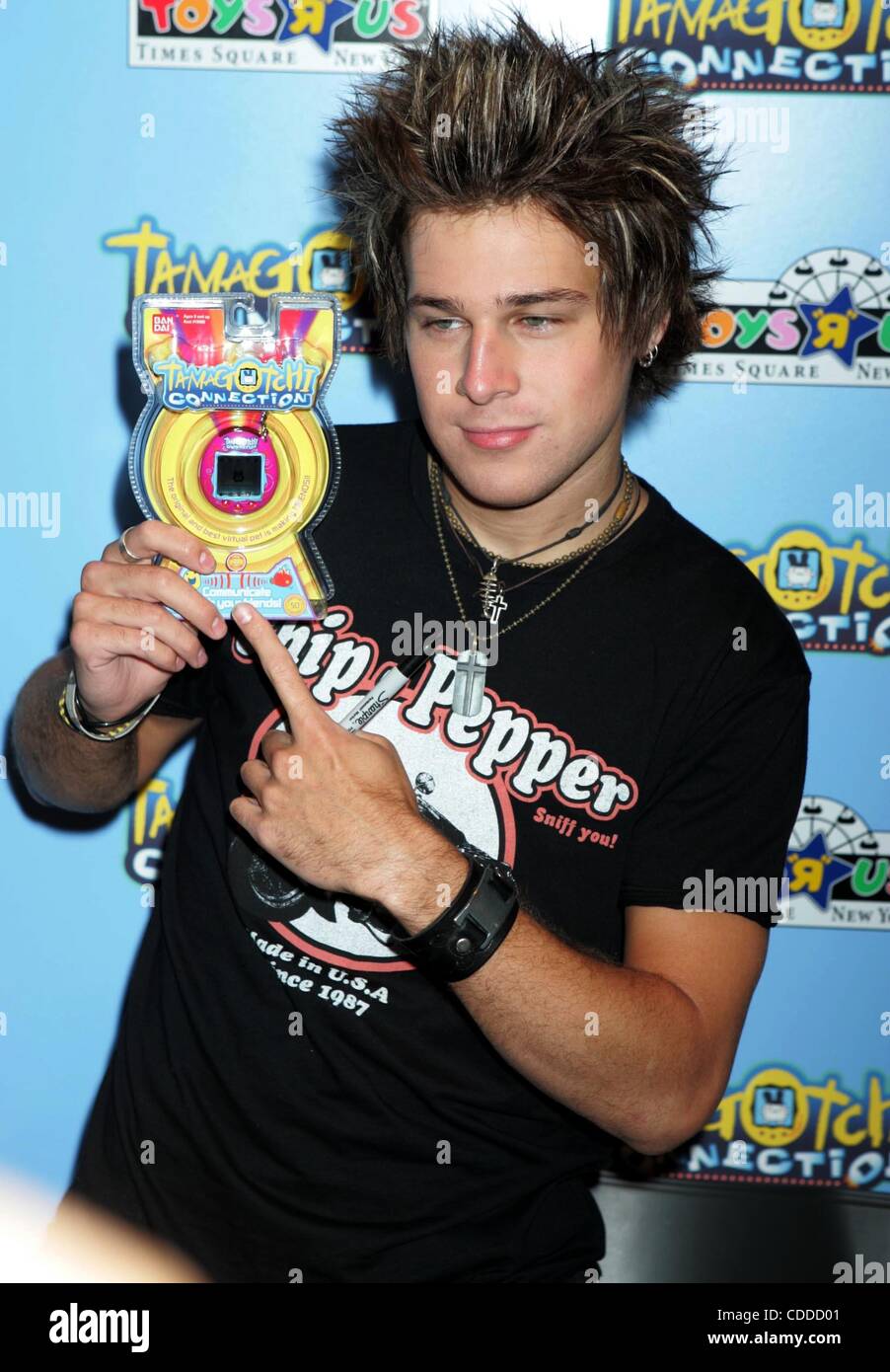 1 janvier, 2011 - New York, New York, États-Unis - K38692RM.RYAN CABRERA CÉLÈBRE LE PREMIER TAMAGOTCHI CONNEXION DISPONIBLE CHEZ TOYS R US de TIMES SQUARE, NEW YORK New York 08/10/2004. / 2004.(Image Crédit : Â© Rick Mackler/Photos/ZUMAPRESS.com) Globe Banque D'Images