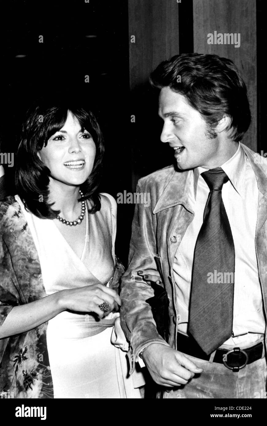 1 janvier 2011 - Hollywood, Californie, États-Unis - BRENDA VACCARO ET MICHAEL DOUGLAS (crédit Image : Â© Phil Roach/Photos/ZUMAPRESS.com) Globe Banque D'Images