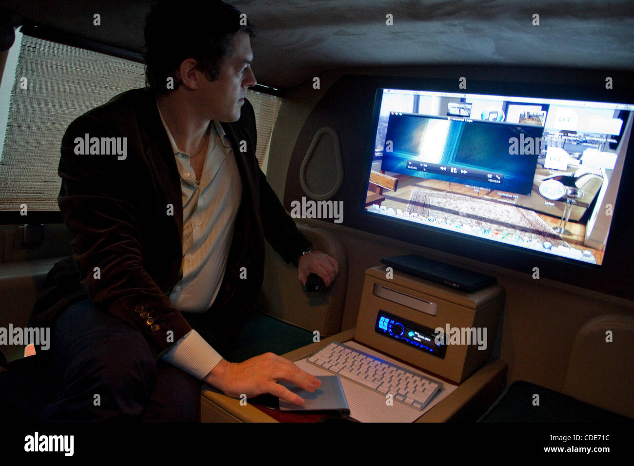 Jason Blum, Président, Blumhouse Productions, effectue la plupart de ses affaires à l'arrière de sa ruse-out d'un mini-van. Blum fait Paranormal Activity 1  + 2 et a récemment publié Insiduous." photo par Jonathan Alcorn/ZumaPress Banque D'Images