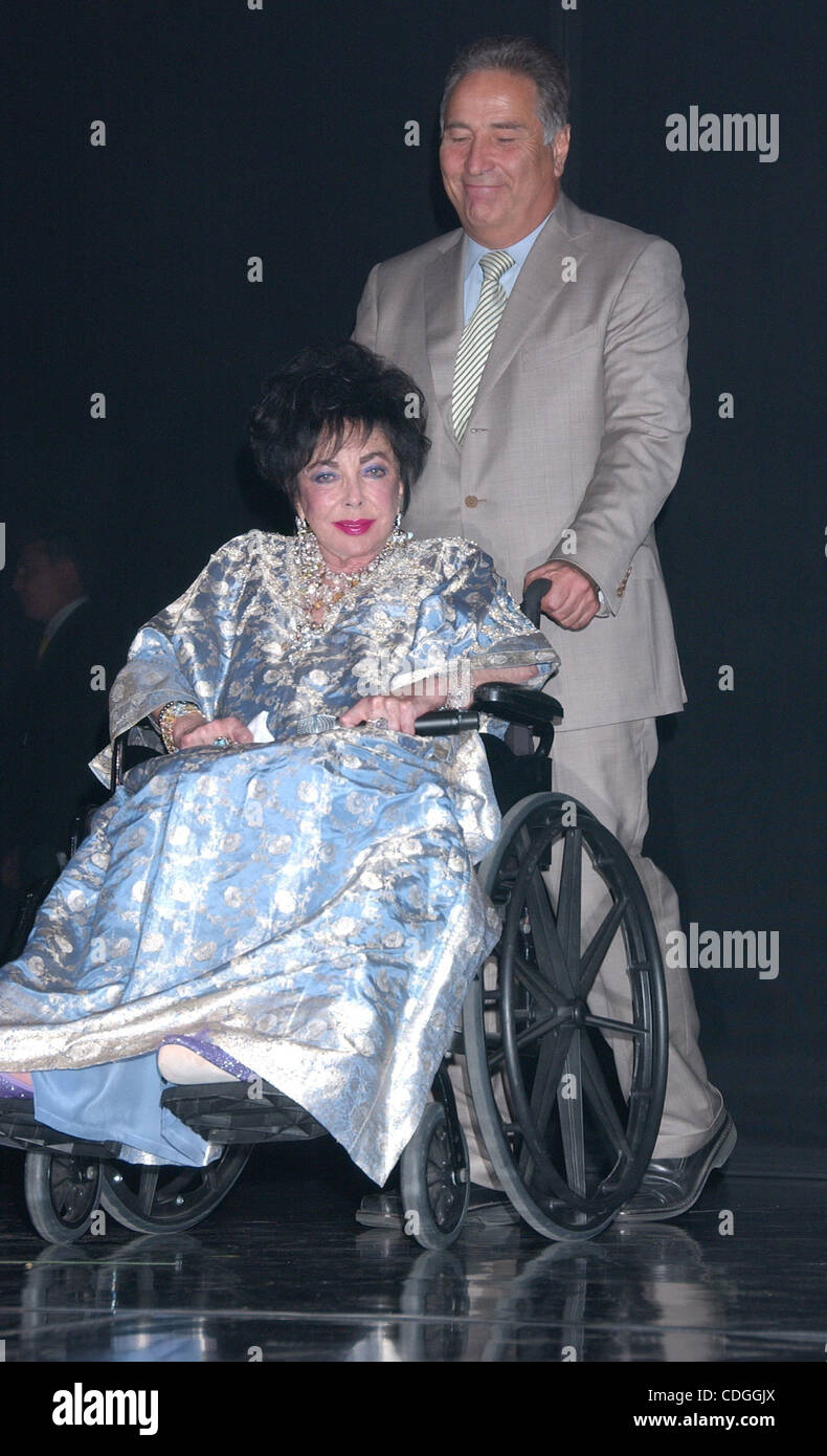 PHOTO - Elizabeth Taylor, 79, l'Oscar-winning film déesse et activiste du SIDA dont l'avant-garde en dehors de l'écran mariages, divorces et décès qui n'a d'exploits défiant ses films pour le théâtre est mort le 23 mars 2011 de l'insuffisance cardiaque. Photo - Sep 24, 2009 - Los Angeles, Californie, USA - Actres Banque D'Images