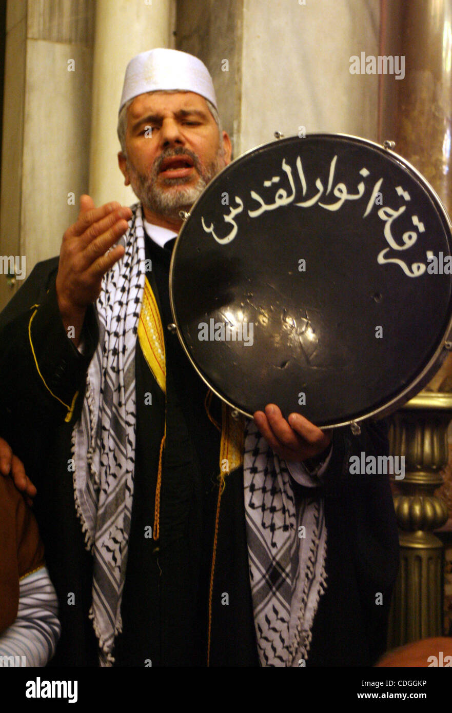 Les Palestiniens prennent part à mosquée comme ils mars dans une procession pour marquer l'anniversaire de naissance du prophète Mohammed, l'Islam dans la ville de Cisjordanie Hébron Mardi, 16 février 2011. Les musulmans célèbrent l'anniversaire du Prophète Mohammed dans le monde entier, chaque année le 12 Rabi-ul-Awal sur le mois Banque D'Images