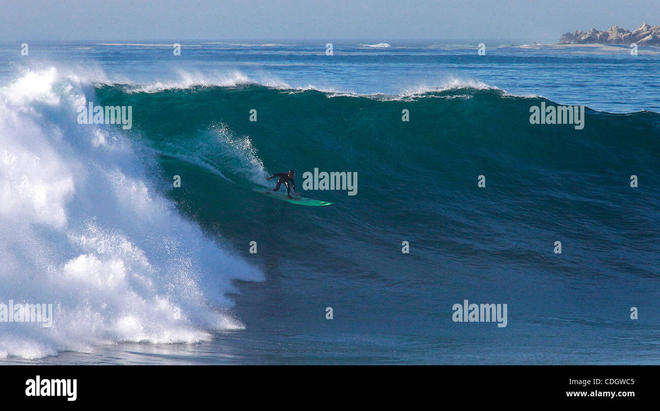 21 janvier 2011 - Carmel, Californie, États-Unis - ZACH DOWNING du Carmel glisse vers le bas le visage d'une grosse vague en naviguant au large de Carmel Point sur Vendredi. La forte houle est prévue pour atteindre le pic le samedi avec plus de houle prévue pour la semaine prochaine. L'Eddie Aikau big wave contest à Waimea Bay, Oahu a été mis sur Banque D'Images