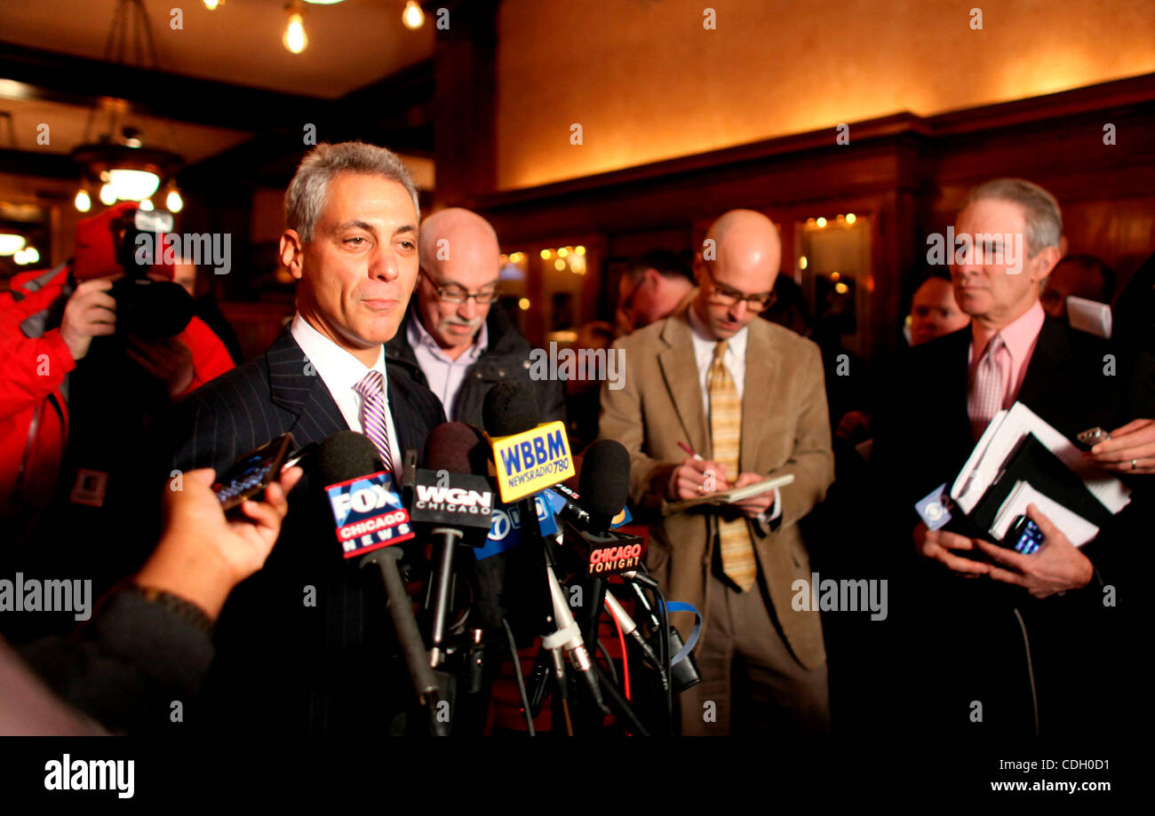 Jan 24, 2011 - Chicago, Illinois, États-Unis - Rahm Emanuel, a comparu cet après-midi à l'restaurant Berghoff pour répondre aux préoccupations à propos de la chambre d'appel de bord 2-1 vote pour renverser les décisions du Chicago Board d'élections et un juge de la Cour de Circuit de commande de Rahm Emanuel au large de la mayora 22 févr. Banque D'Images