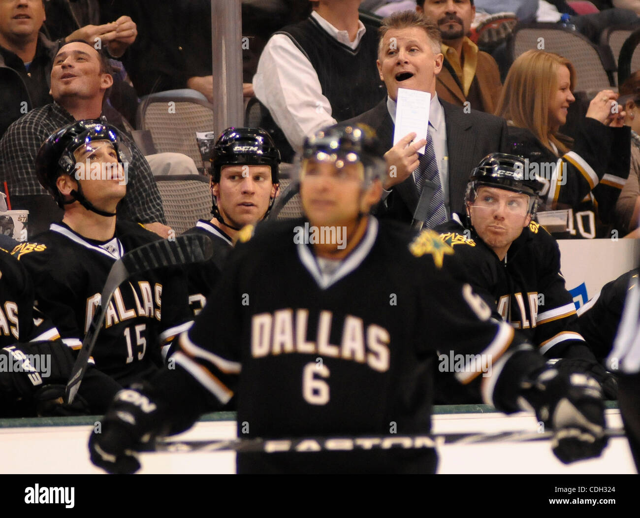 26 janvier 2011 - Dallas, TX, UNITED STATES - Les Stars de Dallas et banc coach MARC CRAWFORD réagir à une pénalité appel comme les Oilers d'Edmonton a joué les Stars de Dallas à l'American Airlines Center de Dallas, Texas, le mercredi 26 janvier 2011. (Crédit Image : © ZUMA/ZUMAPRESS.com) Ralph Lauer Banque D'Images