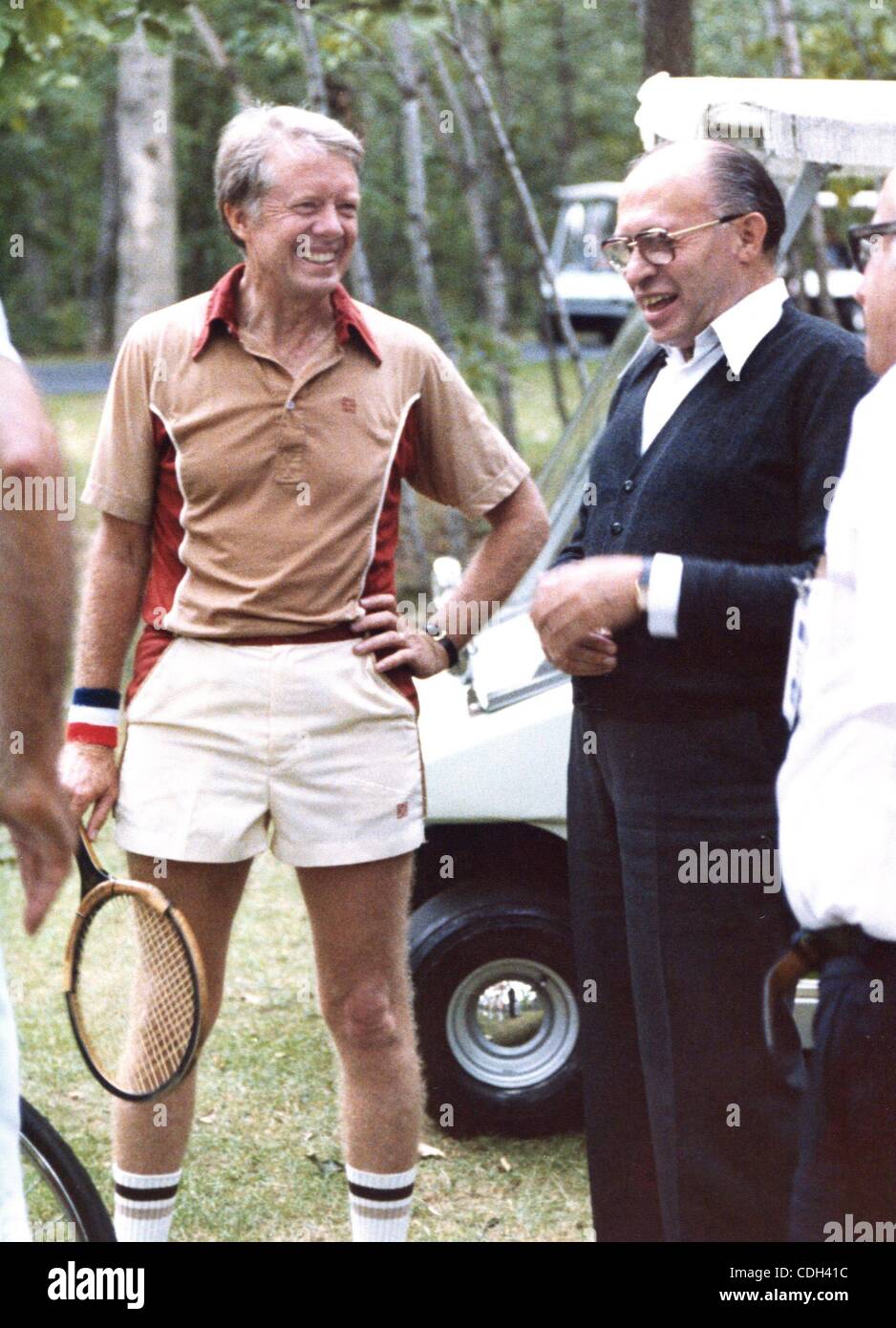 27 janvier 2011 - Camp David, au Maryland, États-Unis - (FILE) un fichier photo datée du 11 septembre 1978 nous montre le président Jimmy Carter (L) et le Premier Ministre israélien Menahem Begin lors d'une pause dans les négociations de paix au Moyen-Orient à Camp David, au Maryland, aux États-Unis. (Crédit Image : © Archives Carter/ZUMAPRESS.com) Banque D'Images