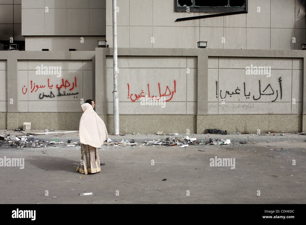 Le 29 janvier 2011 - Le Caire, Le Caire, Égypte - .sur les murs de la Burnt Out Parti Démocrate National bâtiment est écrit ''go loin stupide'' et ''en aller Suzan (Moubarak, la Première Dame), ''Down avec Moubarak''...Après la prière du vendredi mars hier sur la place Tahrir a été effacée, et rempli de Banque D'Images