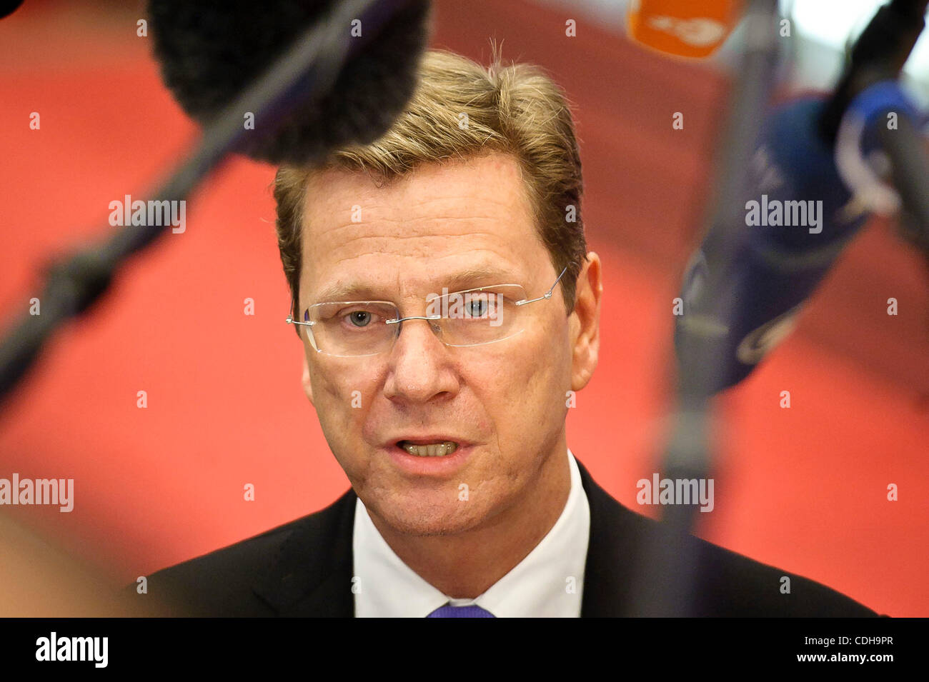 31 janvier 2011 - Bruxelles, BXL, Belgique - Le ministre des Affaires étrangères allemand Guido Westerwelle, parler à la presse comme il arrive pour Affaire générales et relations extérieures de l'UE Les ministres des affaires étrangères à Bruxelles, Belgique le 2011-01-31 par Wiktor Dabkowski (crédit Image : © Wiktor Dabkowski/ZUMAPRESS.com) Banque D'Images