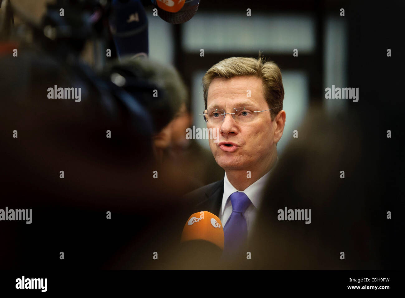 31 janvier 2011 - Bruxelles, BXL, Belgique - Le ministre des Affaires étrangères allemand Guido Westerwelle, parler à la presse comme il arrive pour Affaire générales et relations extérieures de l'UE Les ministres des affaires étrangères à Bruxelles, Belgique le 2011-01-31 par Wiktor Dabkowski (crédit Image : © Wiktor Dabkowski/ZUMAPRESS.com) Banque D'Images