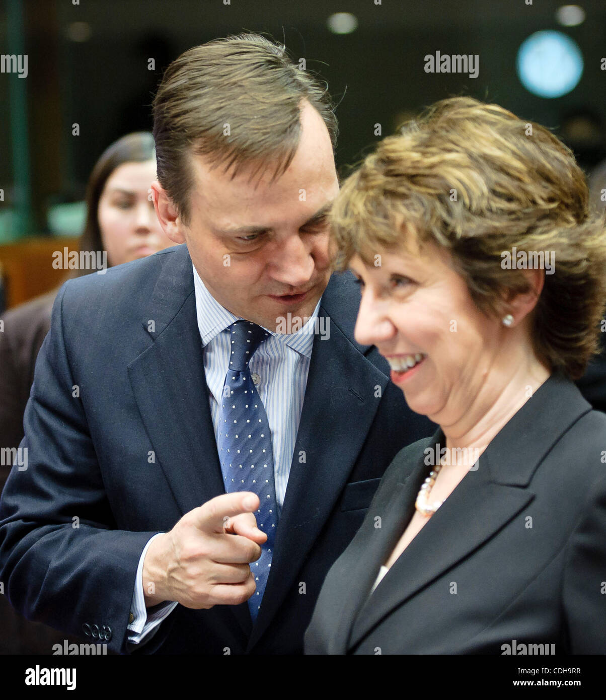 31 janvier 2011 - Bruxelles, BXL, Belgique - le ministre des affaires étrangères polonais Radoslaw Sikorski (L) et l'Union européenne, Haut Représentant pour les affaires étrangères, Catherine Ashton, avant l'Affaire générales et relations extérieures de l'UE Les ministres des affaires étrangères à Bruxelles, Belgique le 2011-01-31 Europe offres Banque D'Images