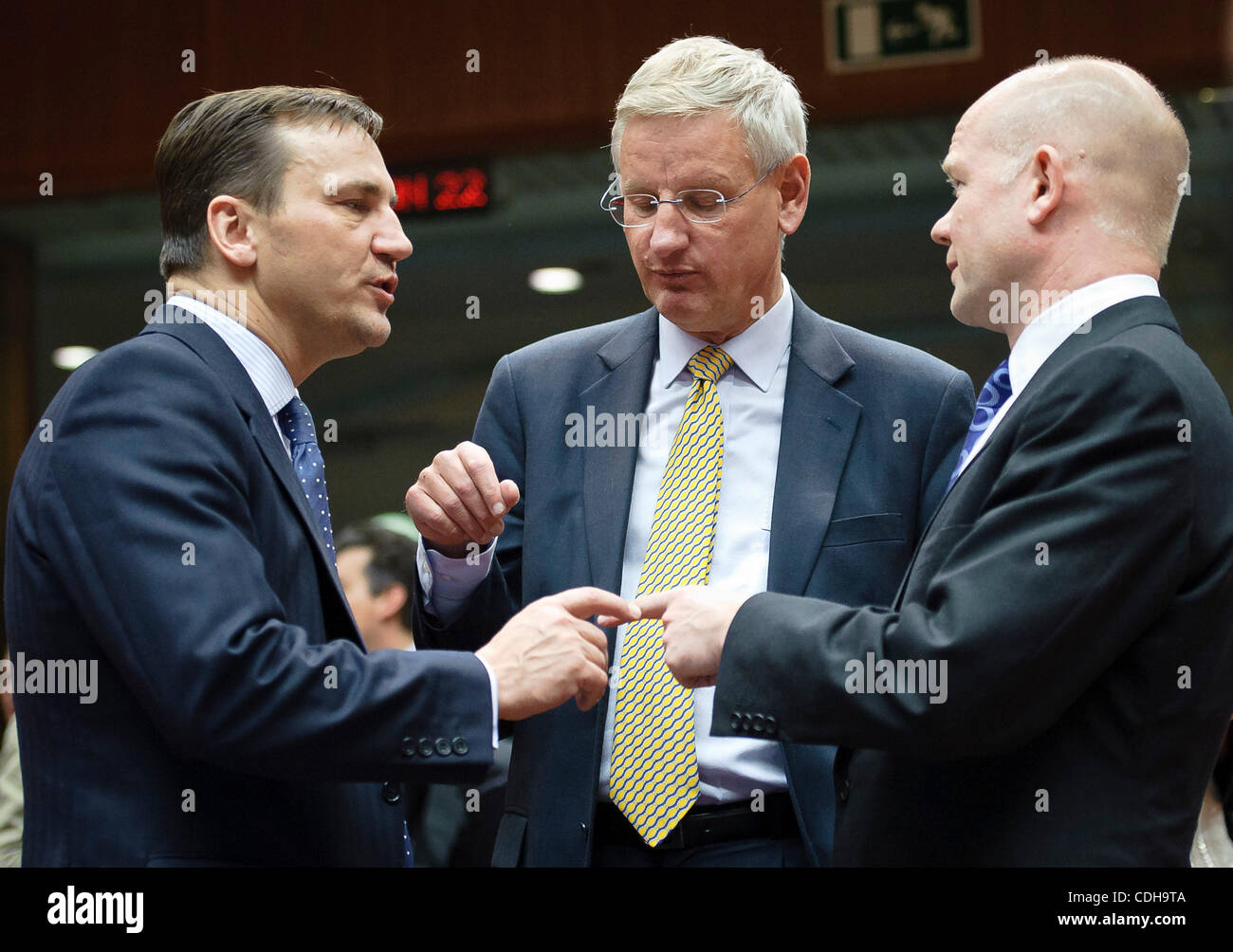 31 janvier 2011 - Bruxelles, BXL, Belgique - (L-R) le ministre polonais des affaires étrangères, Radoslaw Sikorski, ministre suédois des affaires étrangères Carl Bildt, Ministre des affaires étrangères de la Grande-Bretagne et William Hague avant l'Affaire générales et relations extérieures de l'UE Les ministres des affaires étrangères à Bruxelles, Belgique le 2011- Banque D'Images
