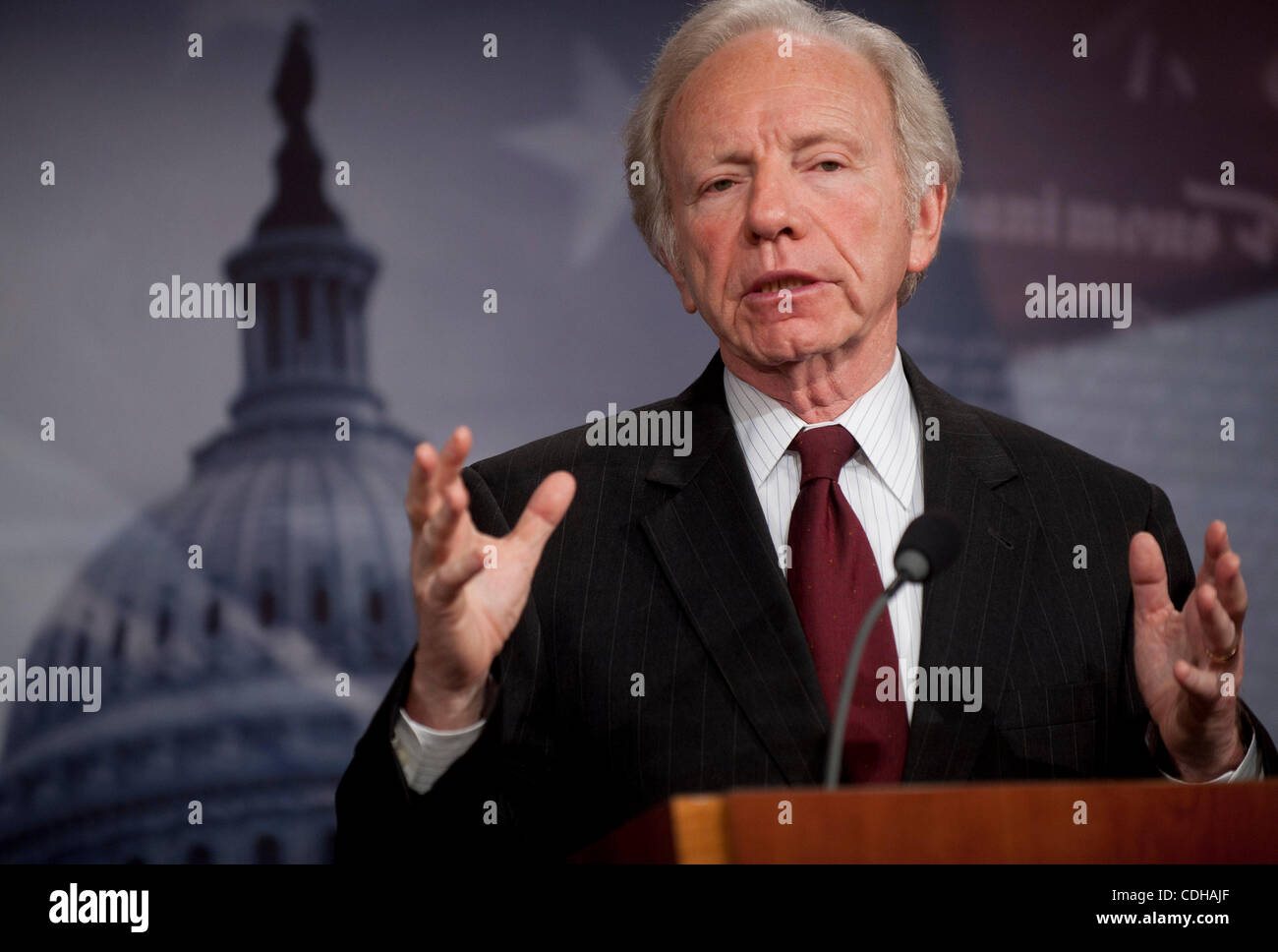 Feb 1, 2011 - Washington, District of Columbia, États-Unis - Comité de la sécurité intérieure et les affaires gouvernementales président Joe Lieberman (D-CT) au cours d'une conférence de presse pour lancer un nouveau rapport du Government Accountability Office, ''Sécurité Amélioration de la surveillance et l'évaluation de DHS de coordination interagences est Ne Banque D'Images