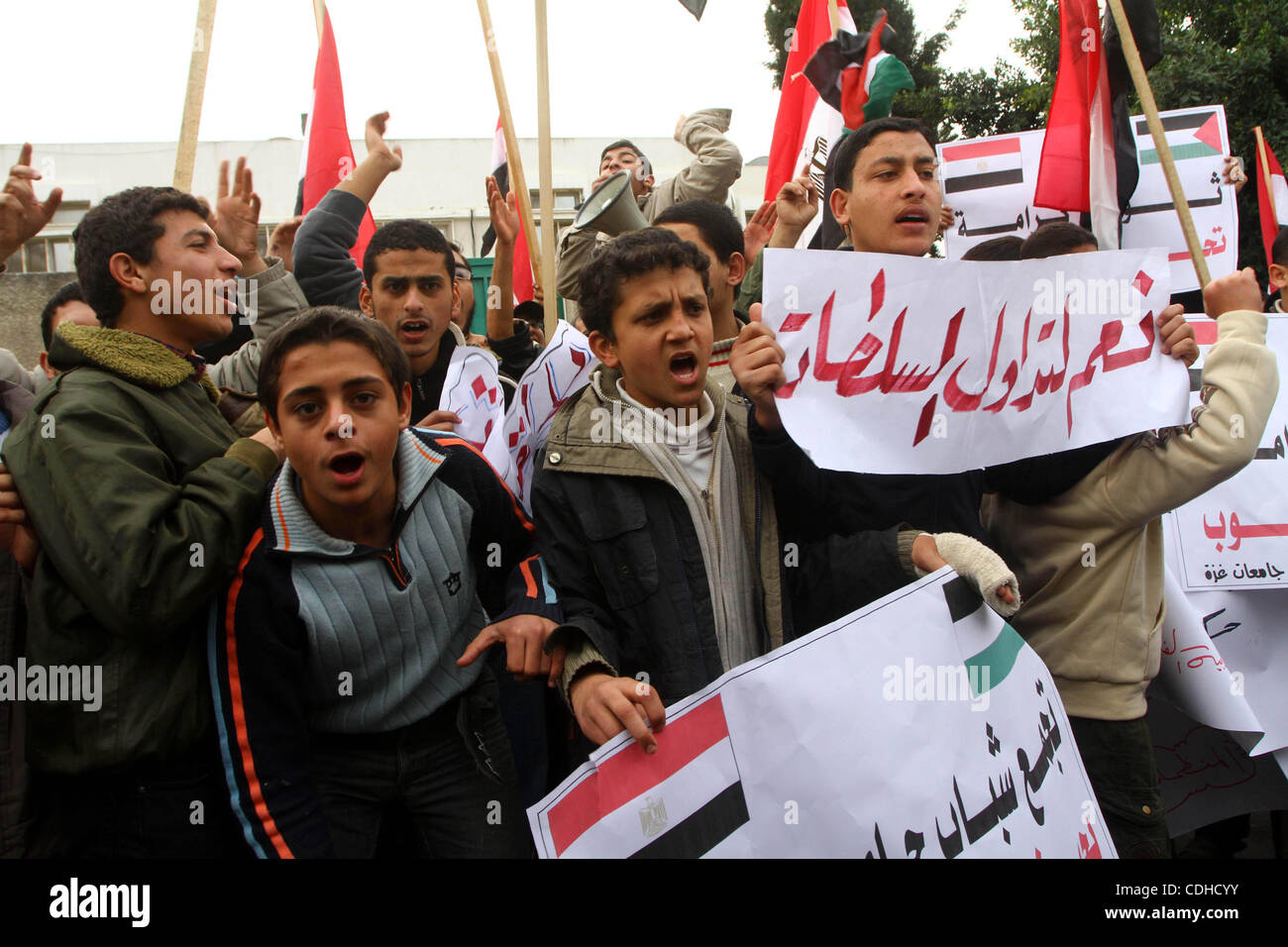 Des manifestants palestiniens vague des drapeaux égyptiens et crier des slogans, lors d'une manifestation devant les bureaux de la mission diplomatique égyptienne à Gaza le 3 février 2011 à l'appui de la manifestations anti-gouvernementales en Egypte appelant à mettre fin au Président Hosni Moubarak a 30 ans. Photo par Ashra Banque D'Images