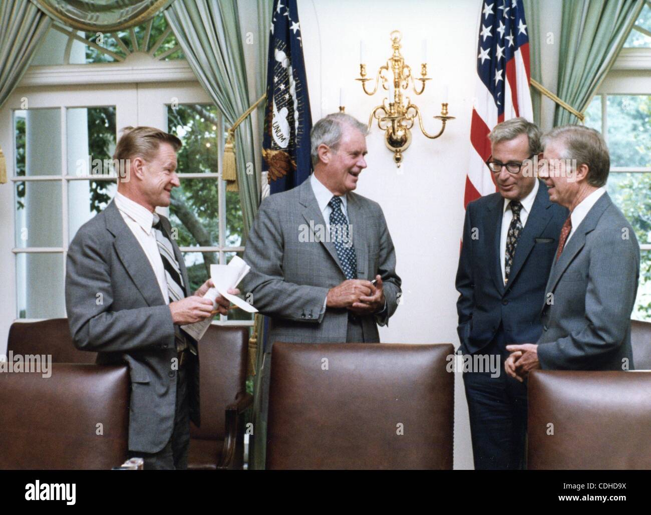 3 février 2011 - Washington, DISTRICT OF COLUMBIA, États-Unis - (FILE) un fichier photo datée du 16 juillet 1979 montre le président américain Jimmy Carter (R) au cours d'une réunion avec le secrétaire de la Défense Harold Brown (2R), Secrétaire d'État Cyrus Vance (2L) et conseiller national de sécurité Zbigniew Brzezinski (L) à l'Ho blanc Banque D'Images