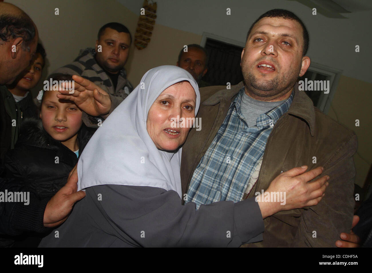 Ayman Nofal (L) , un haut commandant de l'armée du Hamas, est accueilli par sa mère à son arrivée à son domicile de Nusairat dans le centre de la bande de Gaza le 5 février 2011. Un haut commandant du Hamas à Gaza est revenu samedi après sortir d'une prison du Caire au cours de la crise politique en Egypte, sour Banque D'Images