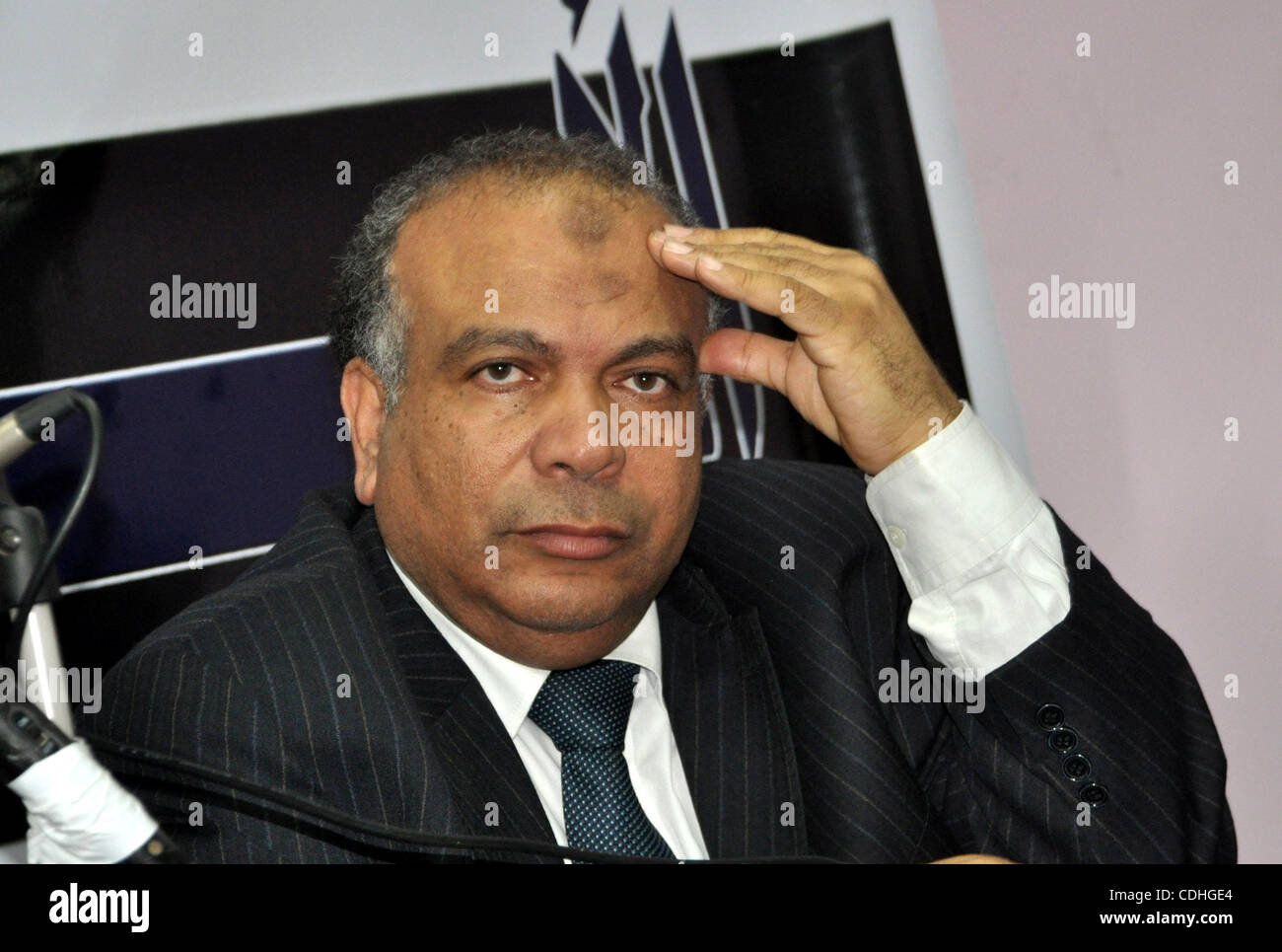 Frères Musulmans égyptiens hauts Saad el-Katatnitalks au cours d'une conférence de presse au Caire, Égypte, dimanche, 6 février 2011. Le plus grand groupe d'opposition en Egypte, les Frères musulmans, a indiqué qu'elle fera ouvrir des entretiens dimanche avec le gouvernement pour tenter de mettre fin à la crise politique du pays mais a clairement indiqué qu'il Banque D'Images