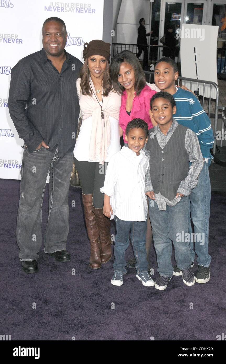 Le 8 février, 2011 - Los Angeles, Californie, USA - Feb 08, 2011 - Los Angeles, Californie, USA - Actrice HOLLY ROBINSON PEETE et famille à la "Justin Bieber : ne jamais dire jamais' Hollywood Premiere tenue au Nokia Theatre, à Los Angeles. (Crédit Image : © Paul Fenton/ZUMAPRESS.com) Banque D'Images