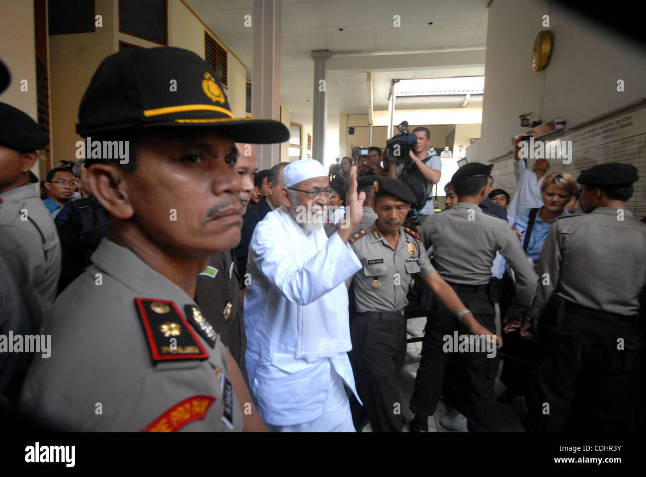 L'imam radical indonésien Abu Bakar BAASYIR pendant son procès dans un tribunal de Jakarta, Indonésie. 10 février 2011. Baasyir, 72, face à la peine de mort pour des accusations de terrorisme, est accusé de sept chefs d'accusation de terrorisme lié à un camp d'entraînement paramilitaire qui a été découvert en février dernier à Aceh Banque D'Images