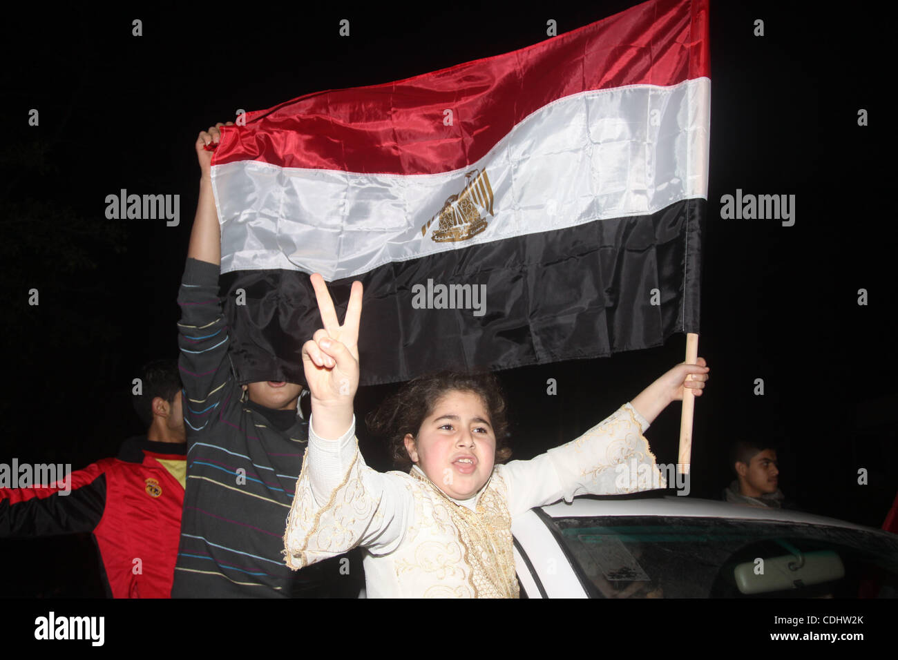 Les Palestiniens célèbrent la nouvelle de la démission du Président Hosni Moubarak, qui a remis le contrôle du pays à l'armée, la nuit dans la ville de Gaza, vendredi, 11 février 2011 Photo de Mohamed ASAD Banque D'Images