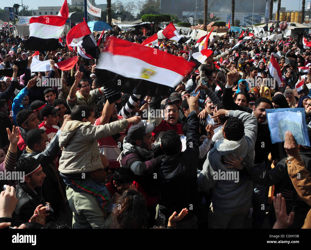 Les Egyptiens célèbrent et vague de drapeaux sur la place Tahrir au Caire, Égypte, Samedi, Février 12, 2011. L'Égypte a explosé de joie, de larmes, et de secours après des manifestants pro-démocratie a présenté le Président Hosni Moubarak avec un mars sur son palais et la télévision d'état. Moubarak, qui jusqu'à la fin semblait Banque D'Images